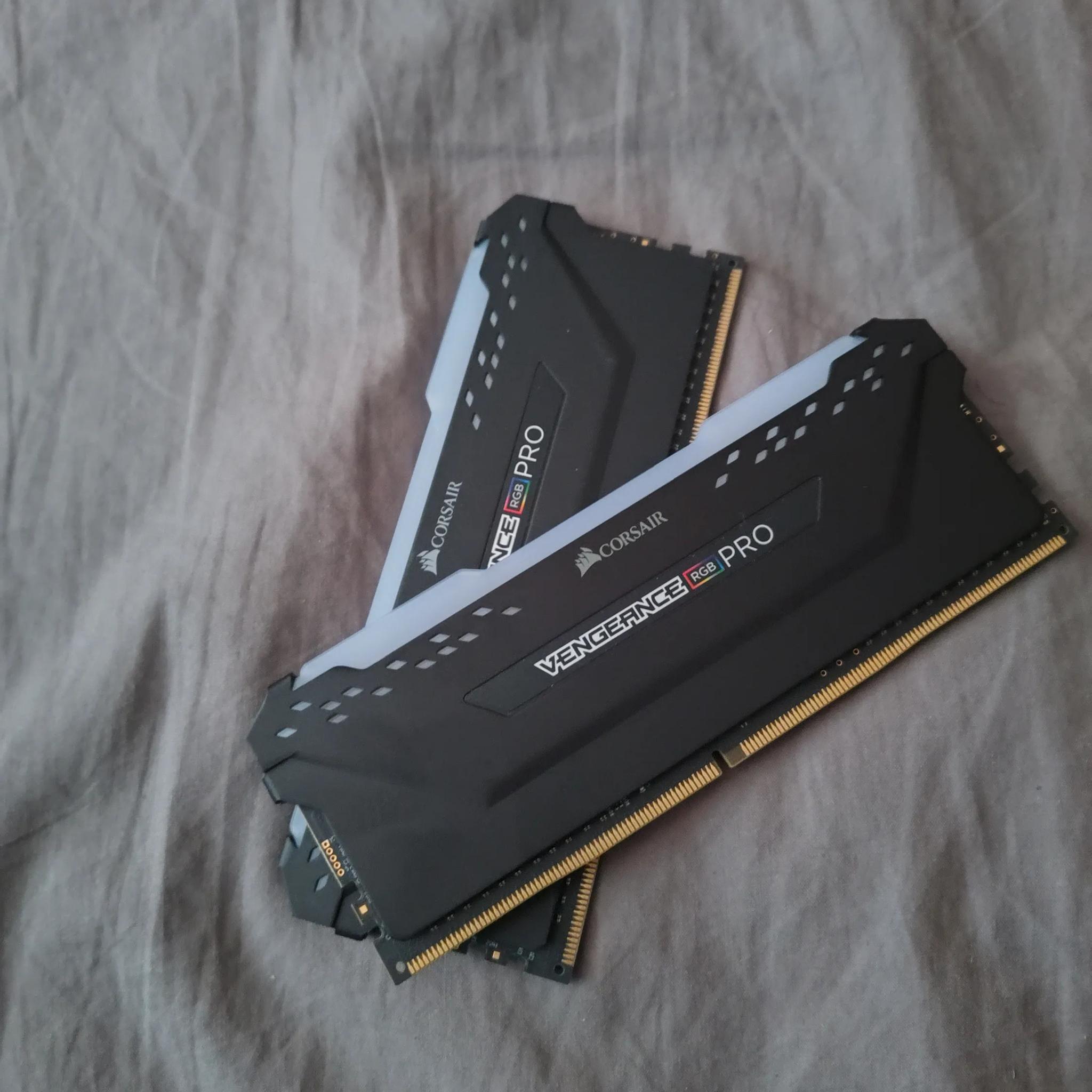 CORSAIR - VENGEANCE RGB PRO 16GB (2x8GB) DDR4 3200MHz C16 UDIMM Desktop Memory - Black