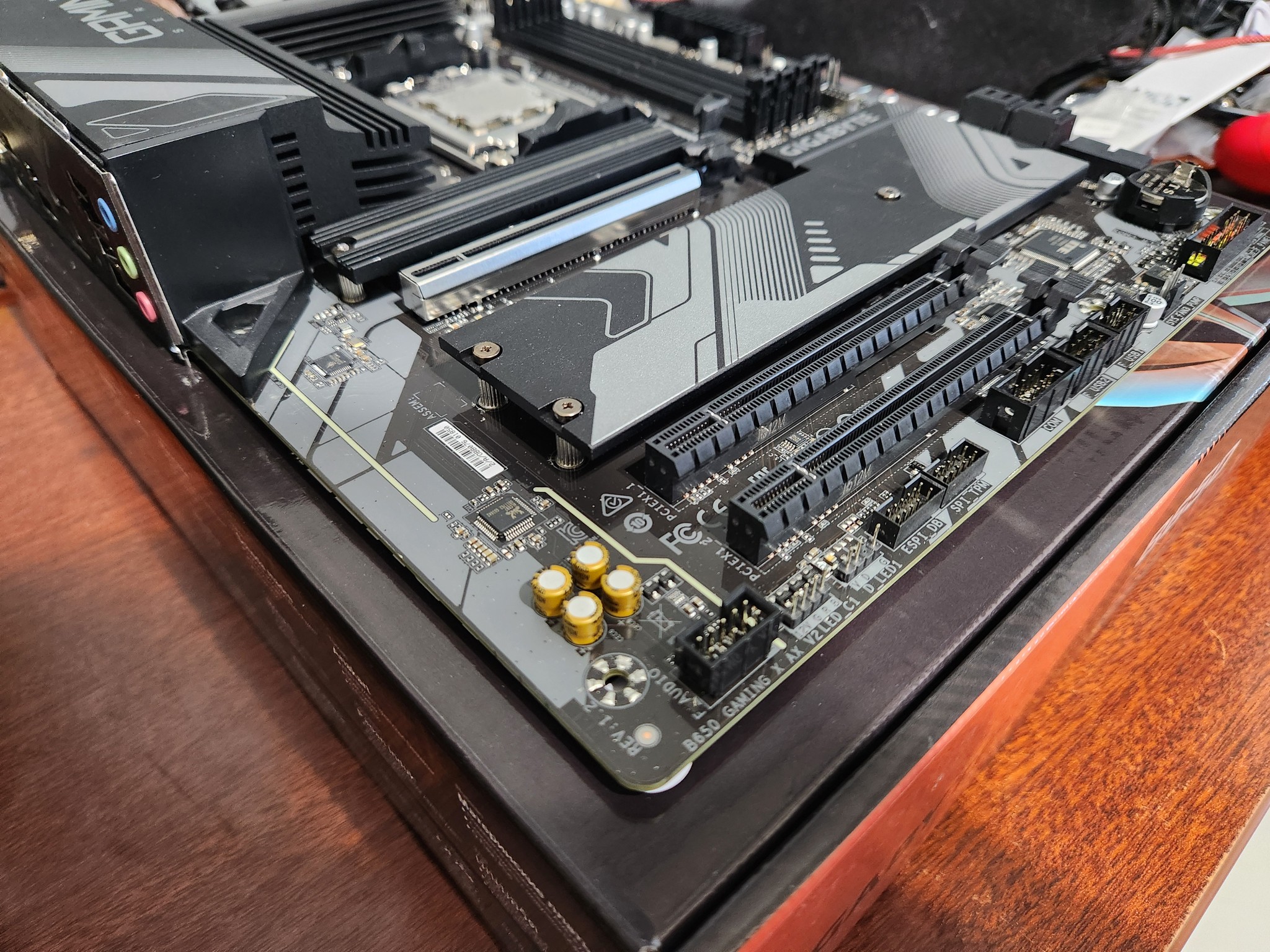 AMD RYZEN 5 7600X | B650 GIGABYTE GAMING AX V2 MOTHERBOARD