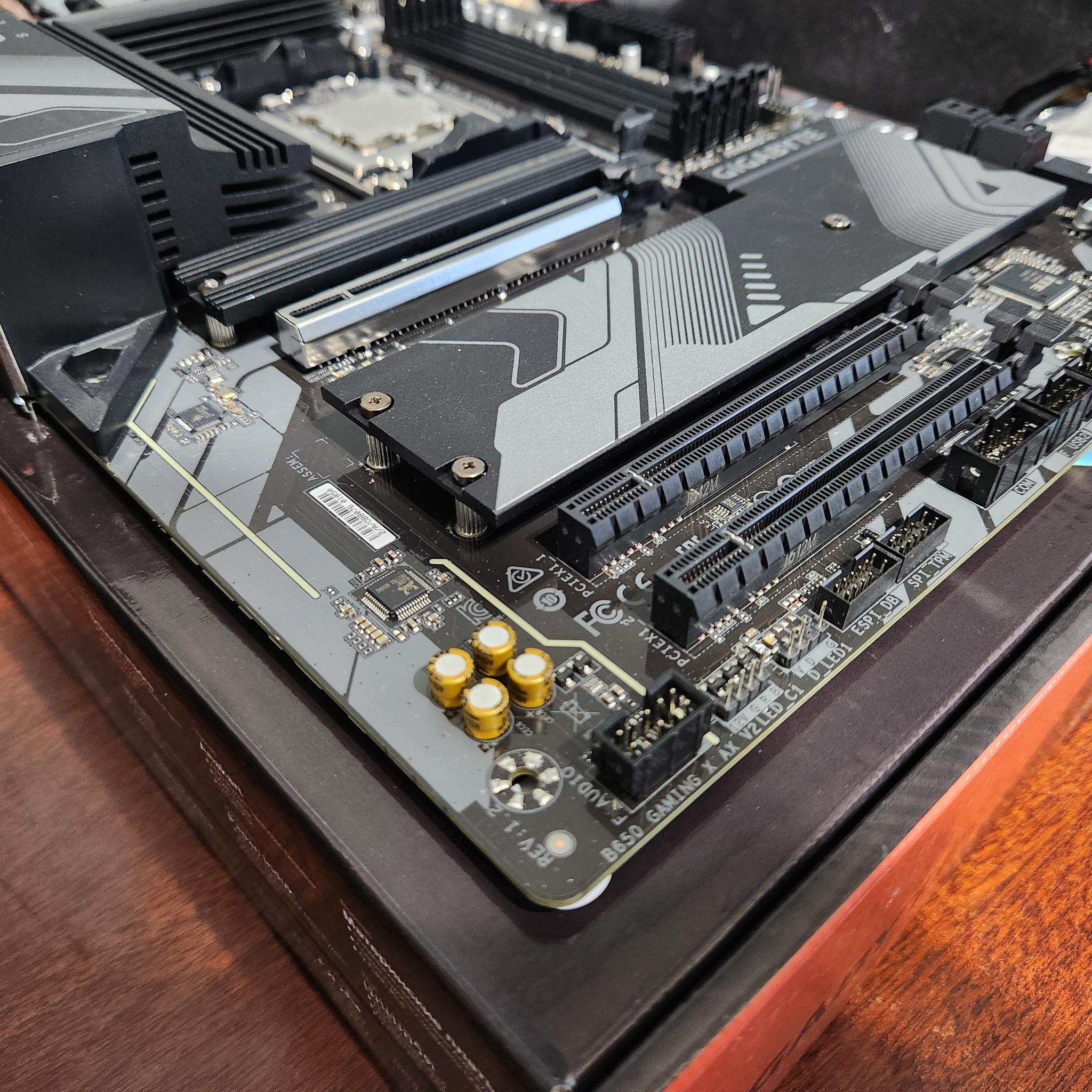 AMD RYZEN 5 7600X | B650 GIGABYTE GAMING AX V2 MOTHERBOARD