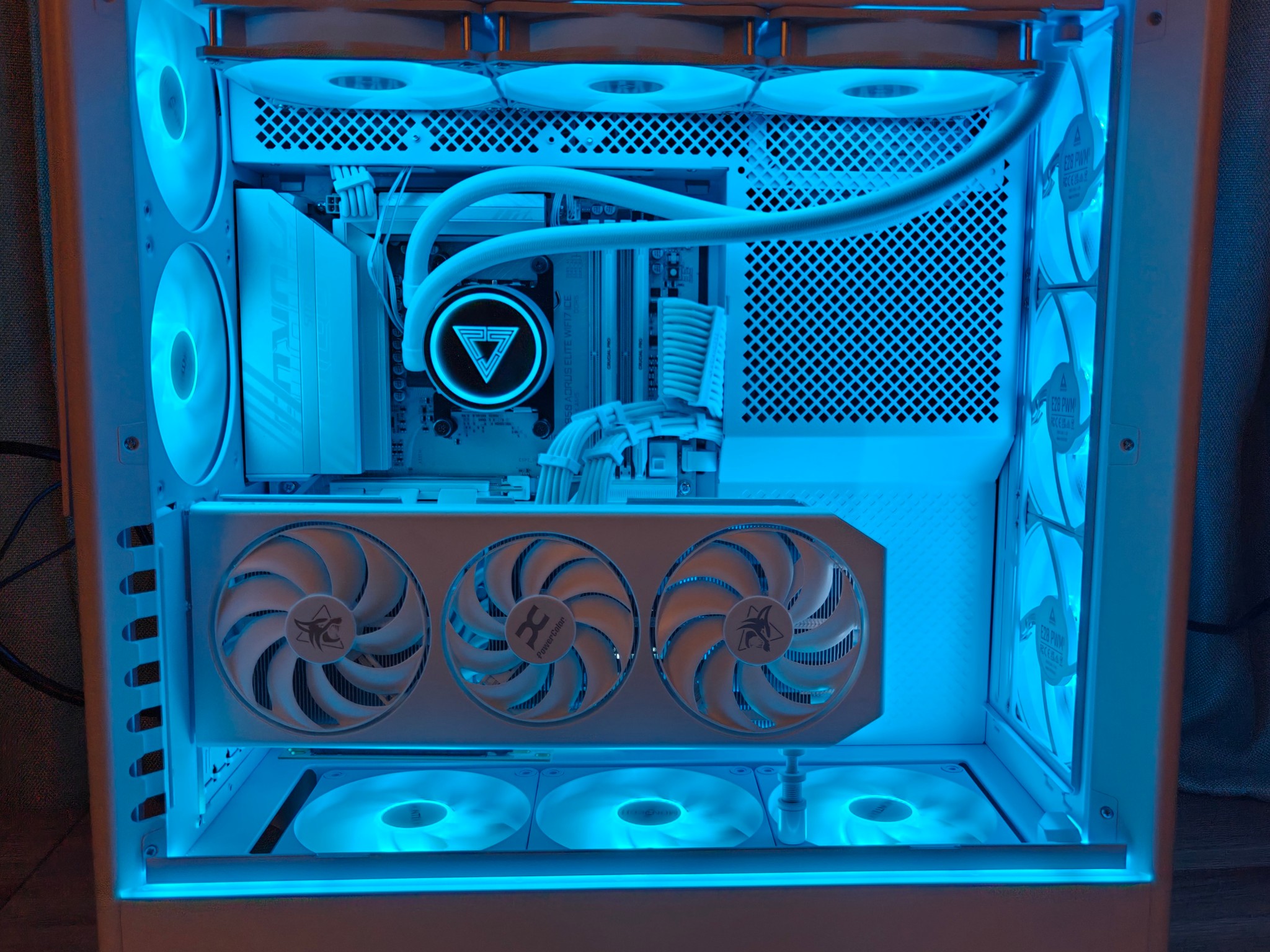 Custom Gaming PC - Ryzen 7 7800X3D, Spectral White RX 9070 XT, 32 GB DDR5 6400mHz, 2 TB Gen4 NVME