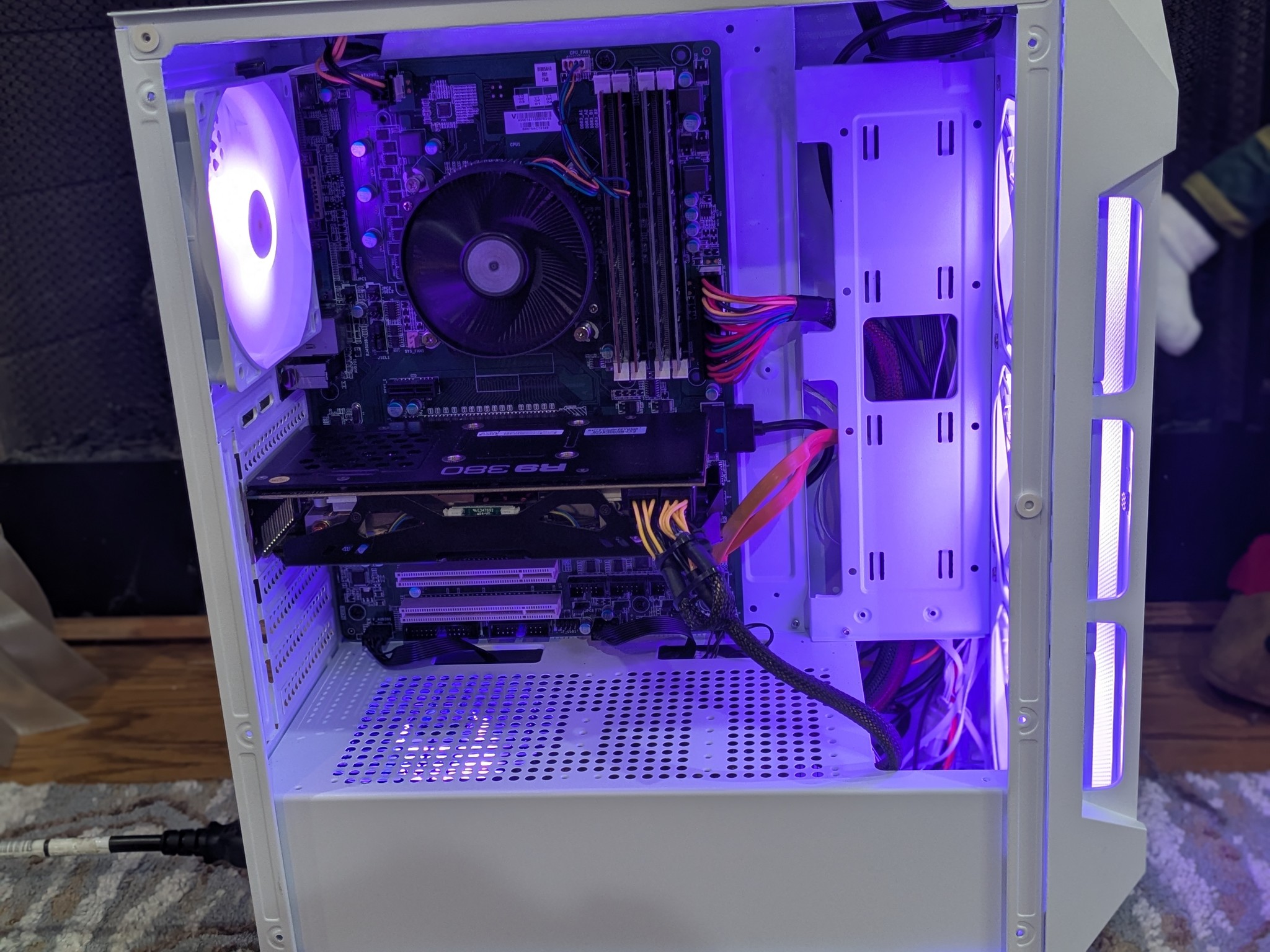 80 FPS Fortnite | i5-4590, 16GB RAM, 240GB SSD, 1TB HDD, R9 380 4GB, RGB, Wifi