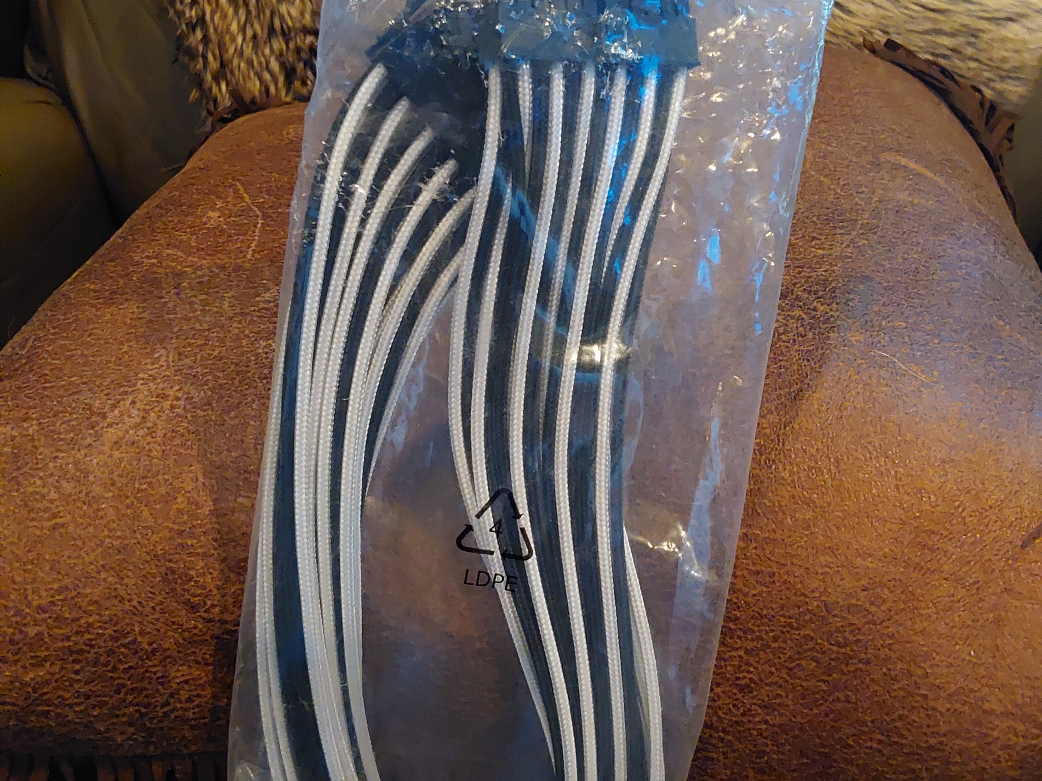 NEW PHANTEKS 24-PIN MOTHERBOARD POWER SUPPLY EXTENSION CABLE (BLACK/WHITE, SLEEVED W/COMB)