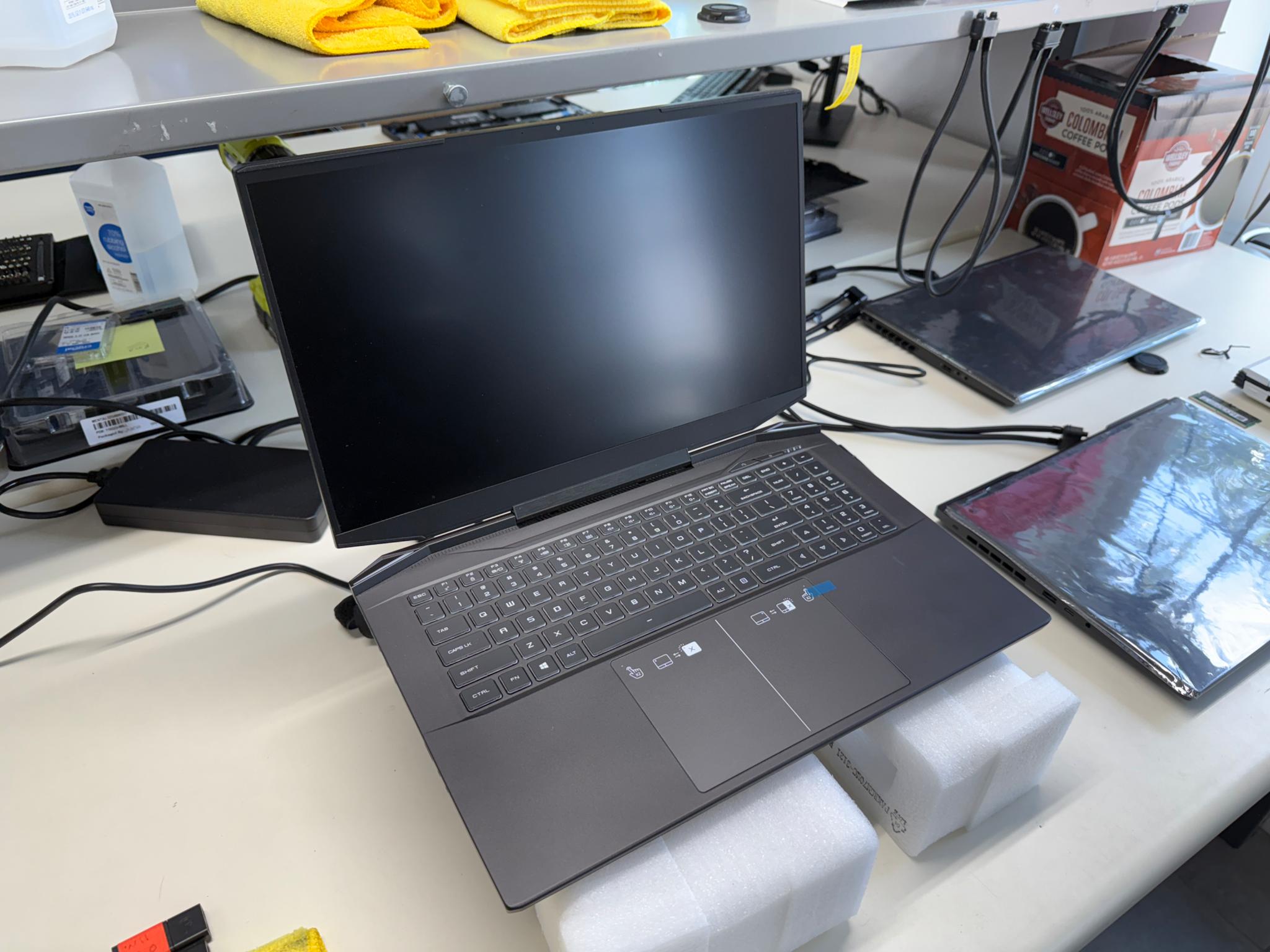 Eluktronics Prometheus XVII, AMD Ryzen 9 5900HX, RTX 3070, 1TB SSD, 32GB Ram