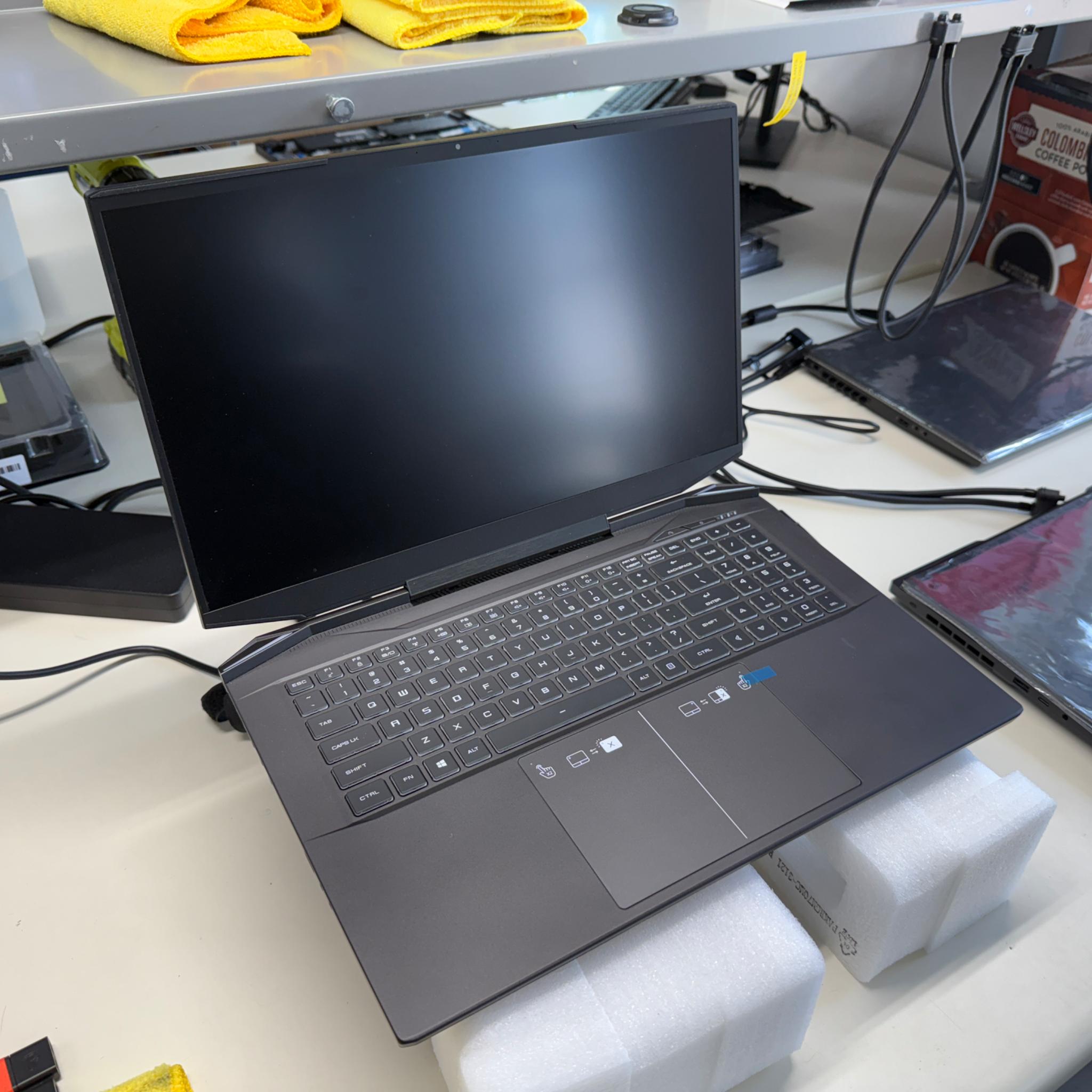 Eluktronics Prometheus XVII, AMD Ryzen 9 5900HX, RTX 3070, 1TB SSD, 32GB Ram