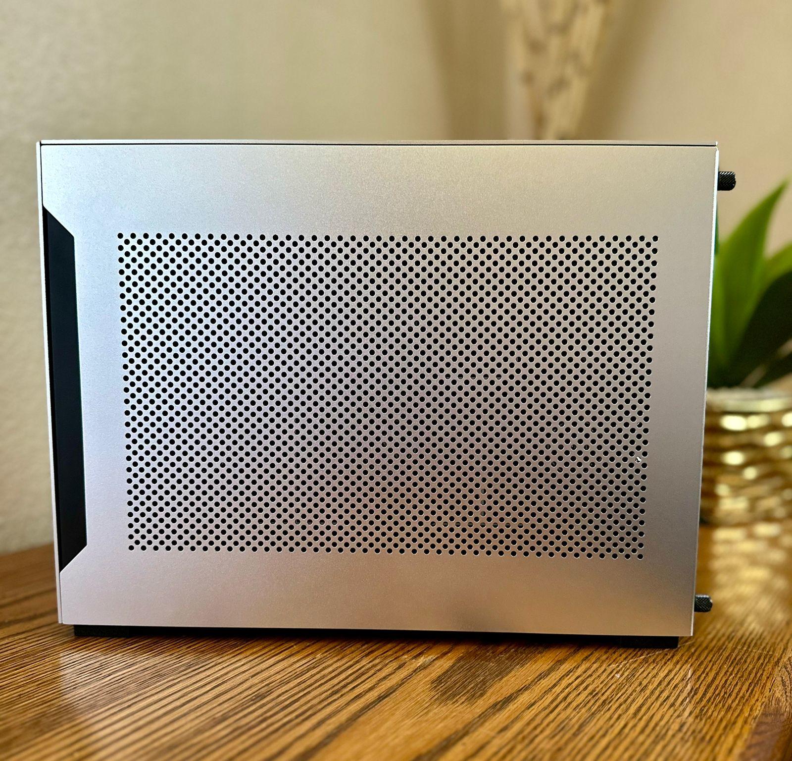 SFF PC RTX 5070 TI + R7X3D