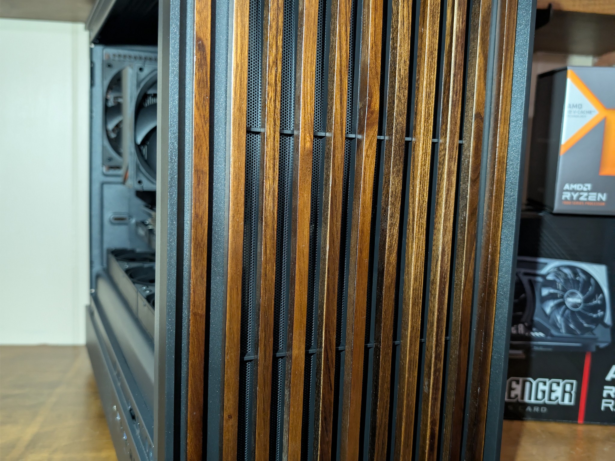 🪵 MODERN WOODEN STEALTH: RYZEN 5 7600X3D + 32GB DDR5 6000MT CL36 + RX 9060 XT 16GB 🪵