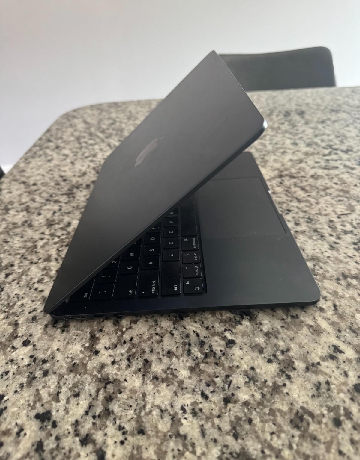 Apple MacBook Air M2 (2022) – Midnight – 256GB – I need this off my hands