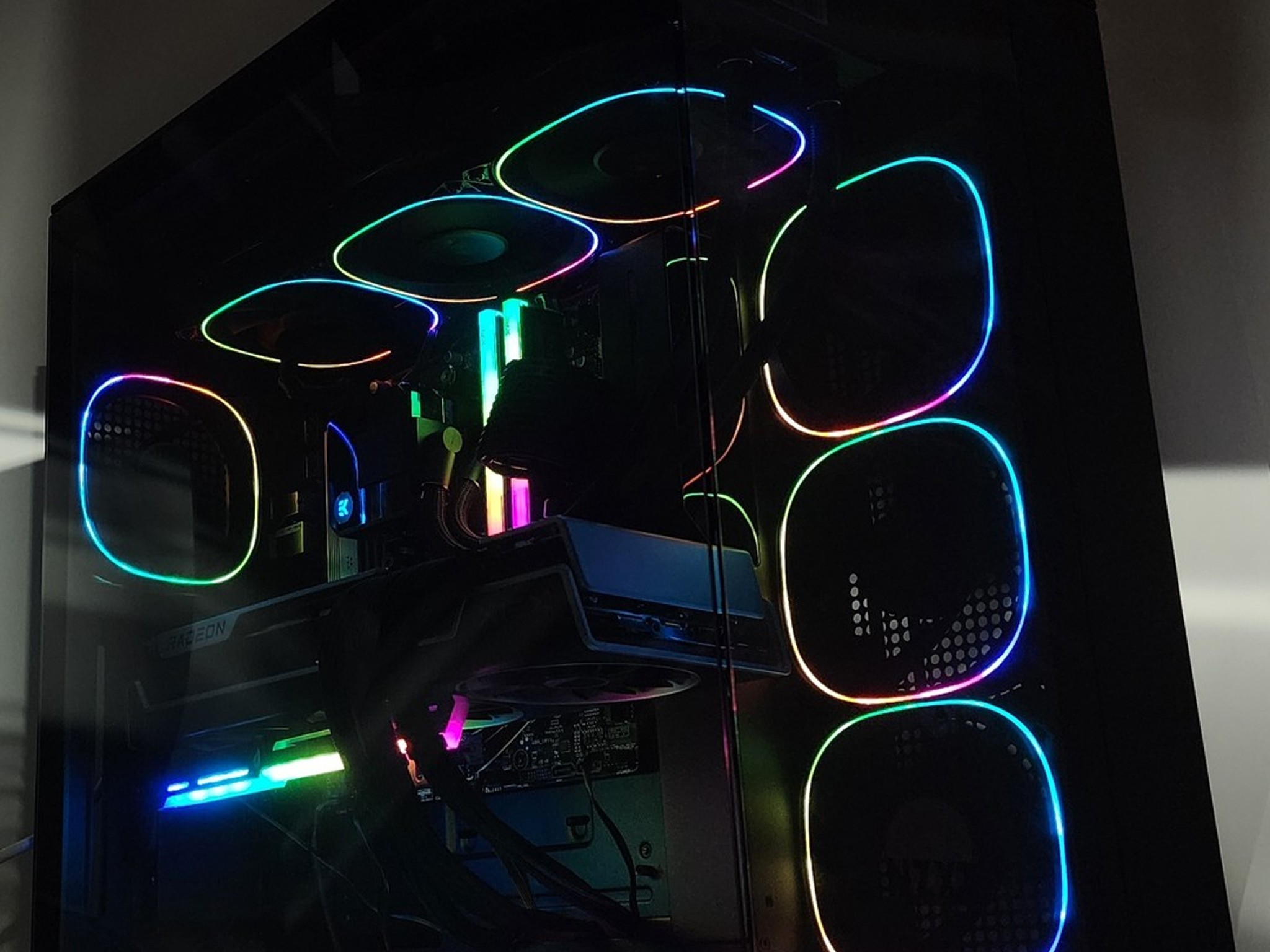 Gaming PC Ryzen 7 9700X 32GB RAM 2TB SSD RX 7900 XTX 24GB Windows 11 Computer