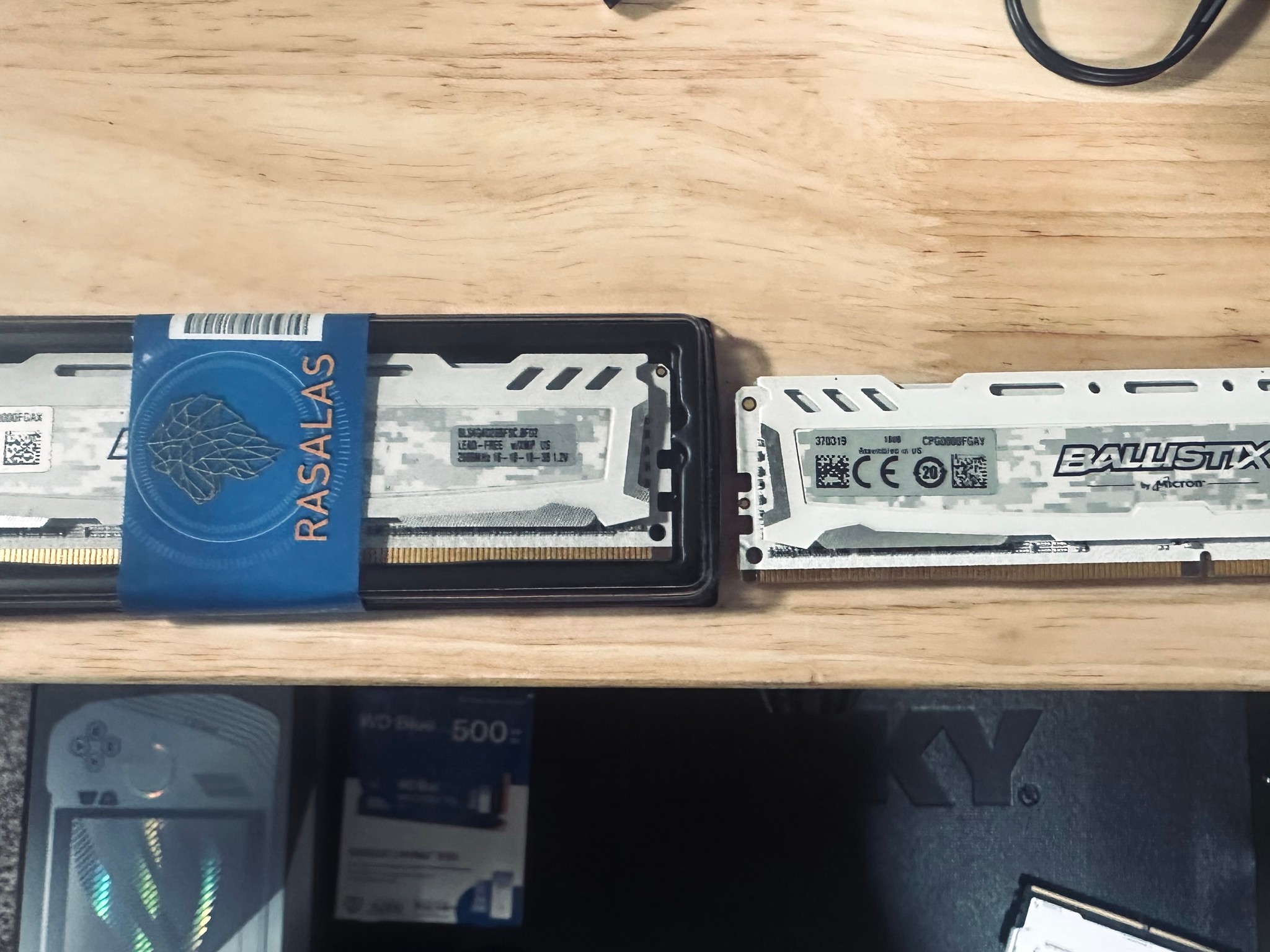 WHITE Ballstix 32GB DDR4