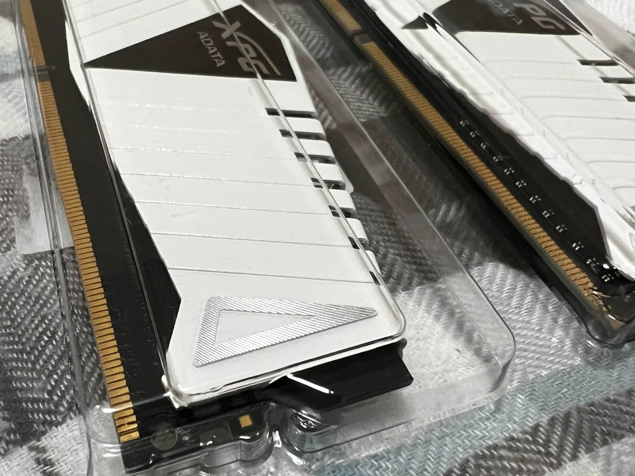 XPG ADATA Z1 16GB (2×8GB) DDR4 3200MHz Desktop Memory Stick Kits (White)