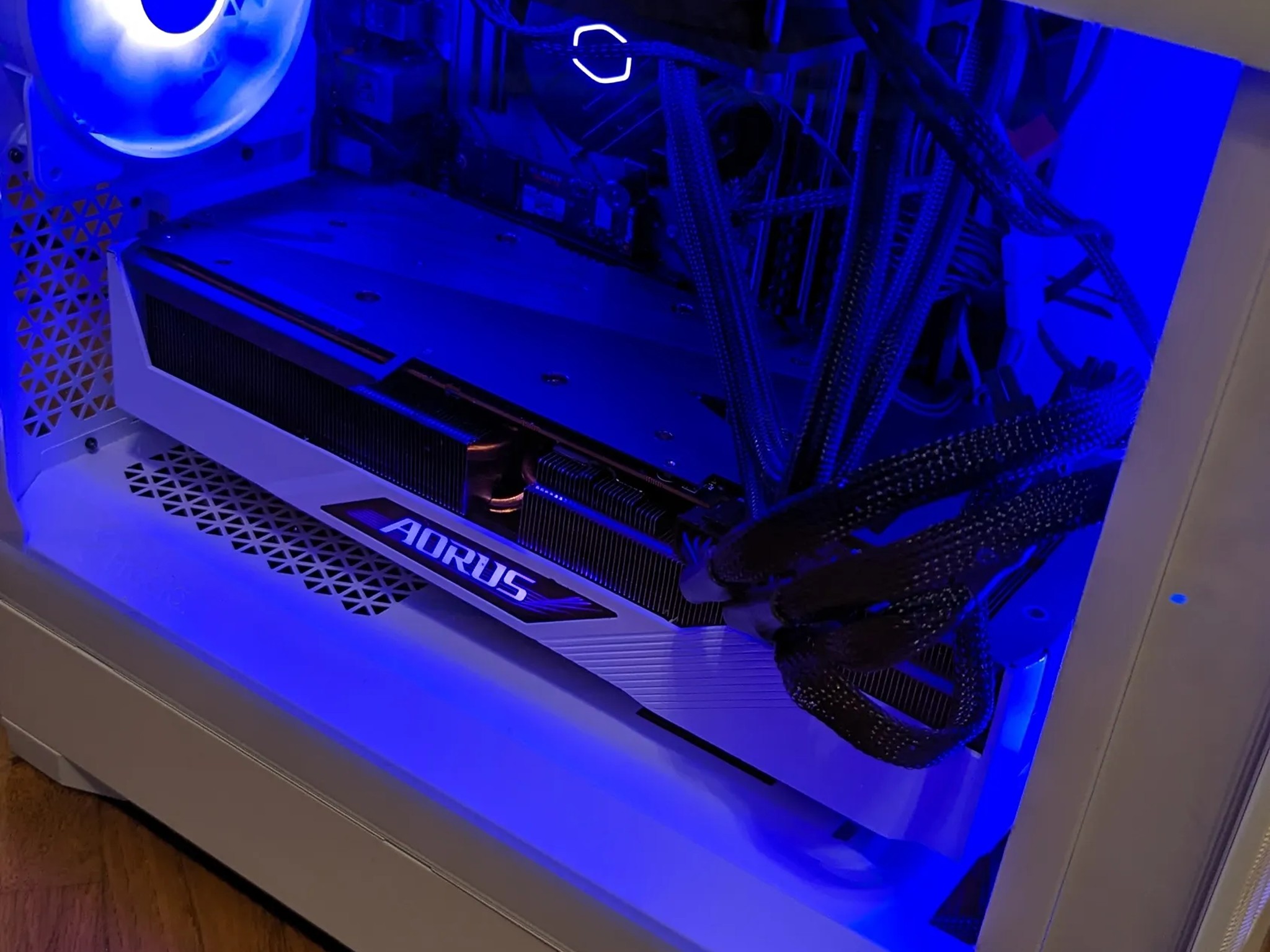White AORUS Radeon™ RX 7900 XTX ELITE 24G