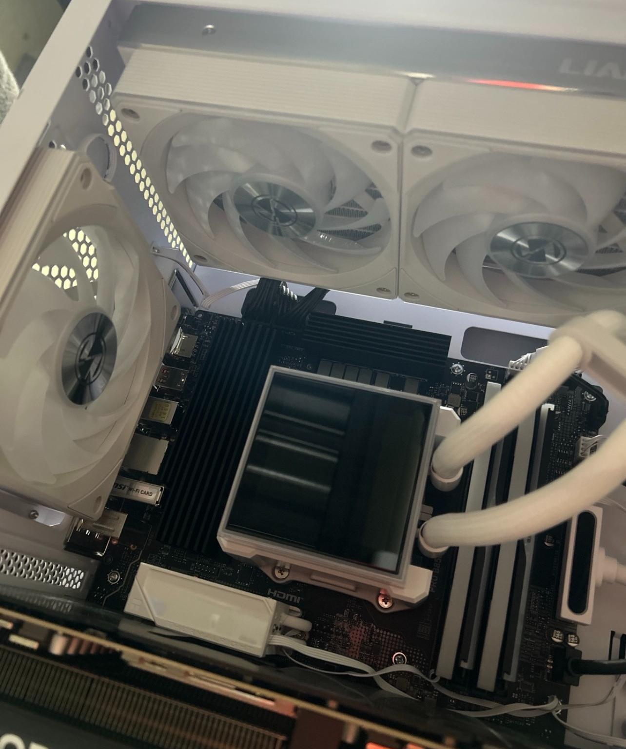 Gaming PC Setup - Ryzen 7 9800X3D / RTX 5070 Ti 16GB / 32GB DDR5 / 3.25TB SSD / Full Peripherals