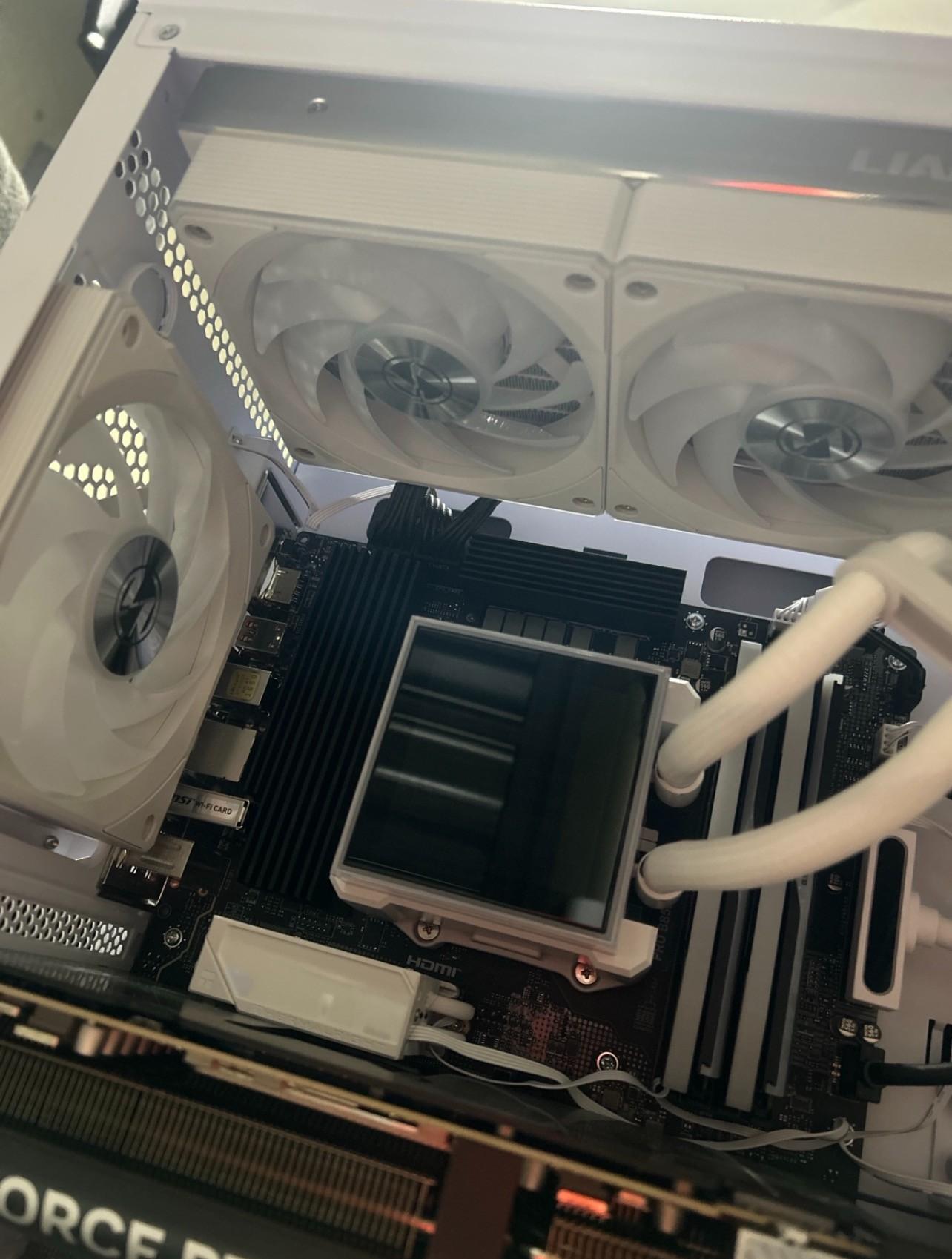 Gaming PC Setup - Ryzen 7 9800X3D / RTX 5070 Ti 16GB / 32GB DDR5 / 3.25TB SSD / Full Peripherals