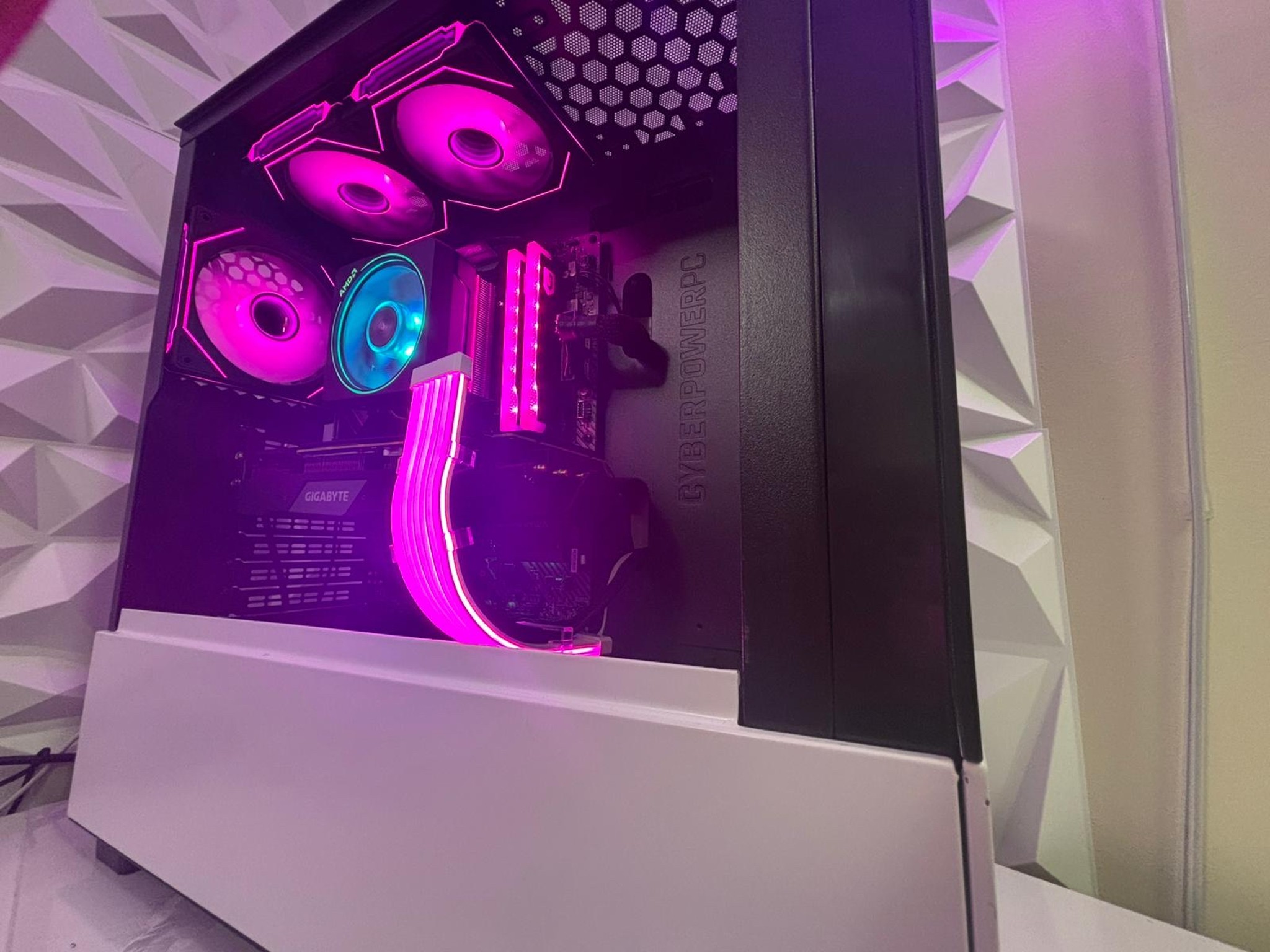 ⚪️ Clean White Gaming Rig | Ryzen 7 3700X | RTX 2070 Super | 32GB RAM | 1TB SSD