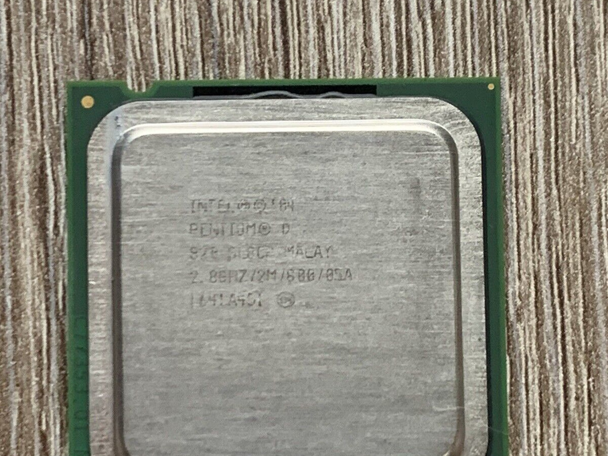 Intel Pentium D 820 2.8GHz /2M /800 / 05A CPU SL8CP socket 775 dual-core