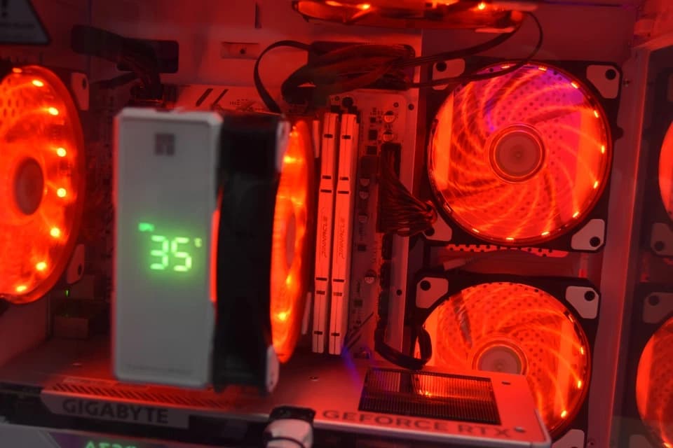 GAMING PC RYZEN 5 5500 RAM 16 GB RTX AREO 4060 8GB NVME 1TB 700 WATT PSU+ EXTRAS