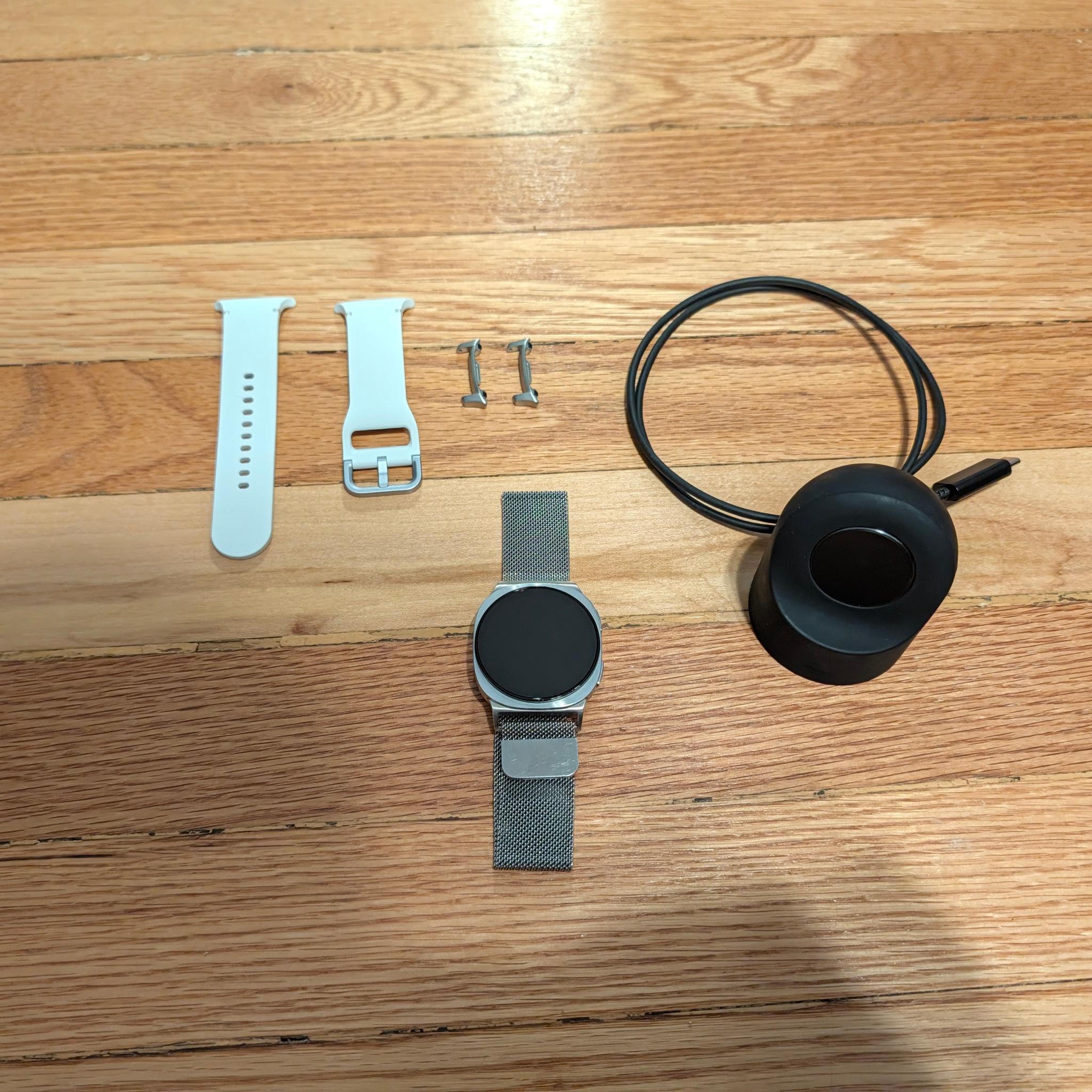 Samsung Galaxy Watch 8 40mm LTE (4G) - Excellent Condition with Extra Bands & Charger/Accessories