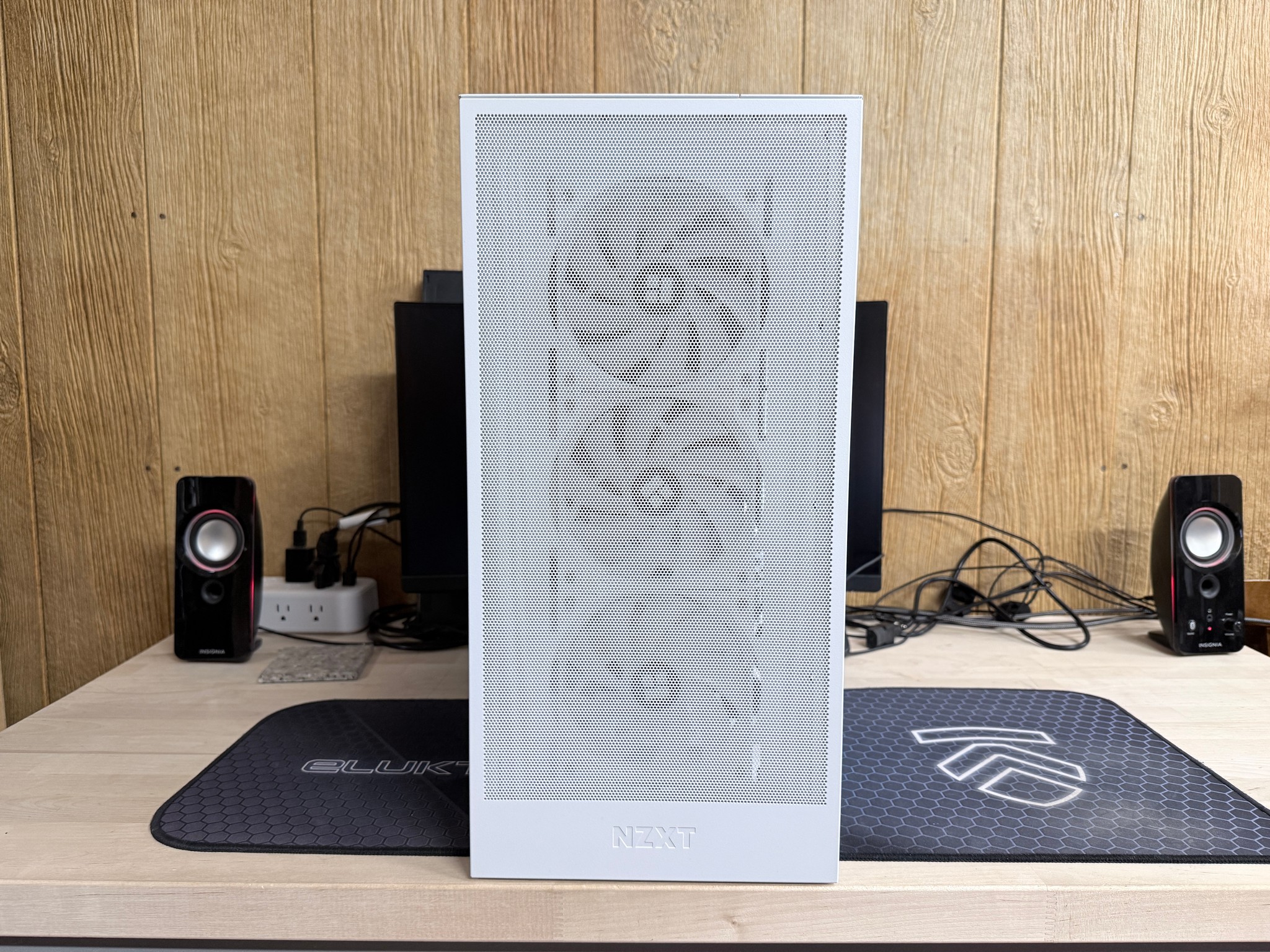 AMD Ryzen 7 7800X3D, 32GB 6000 MT/s, 1TB, RX 6800 XT 16GB - Beautiful Gaming PC!