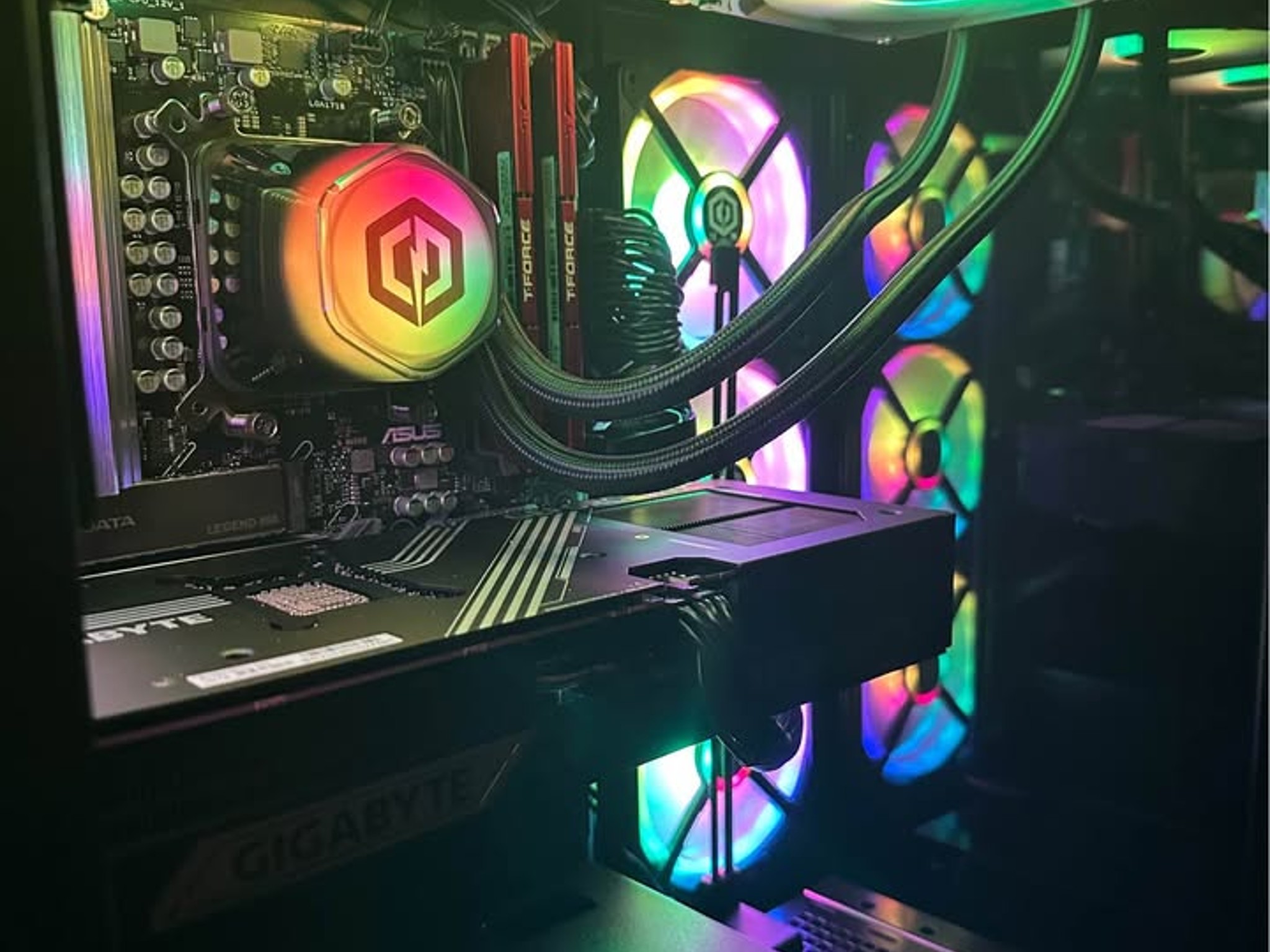 High End Desktop Gaming PC (9800X3D + 32GB DDR5 + 5070Ti)