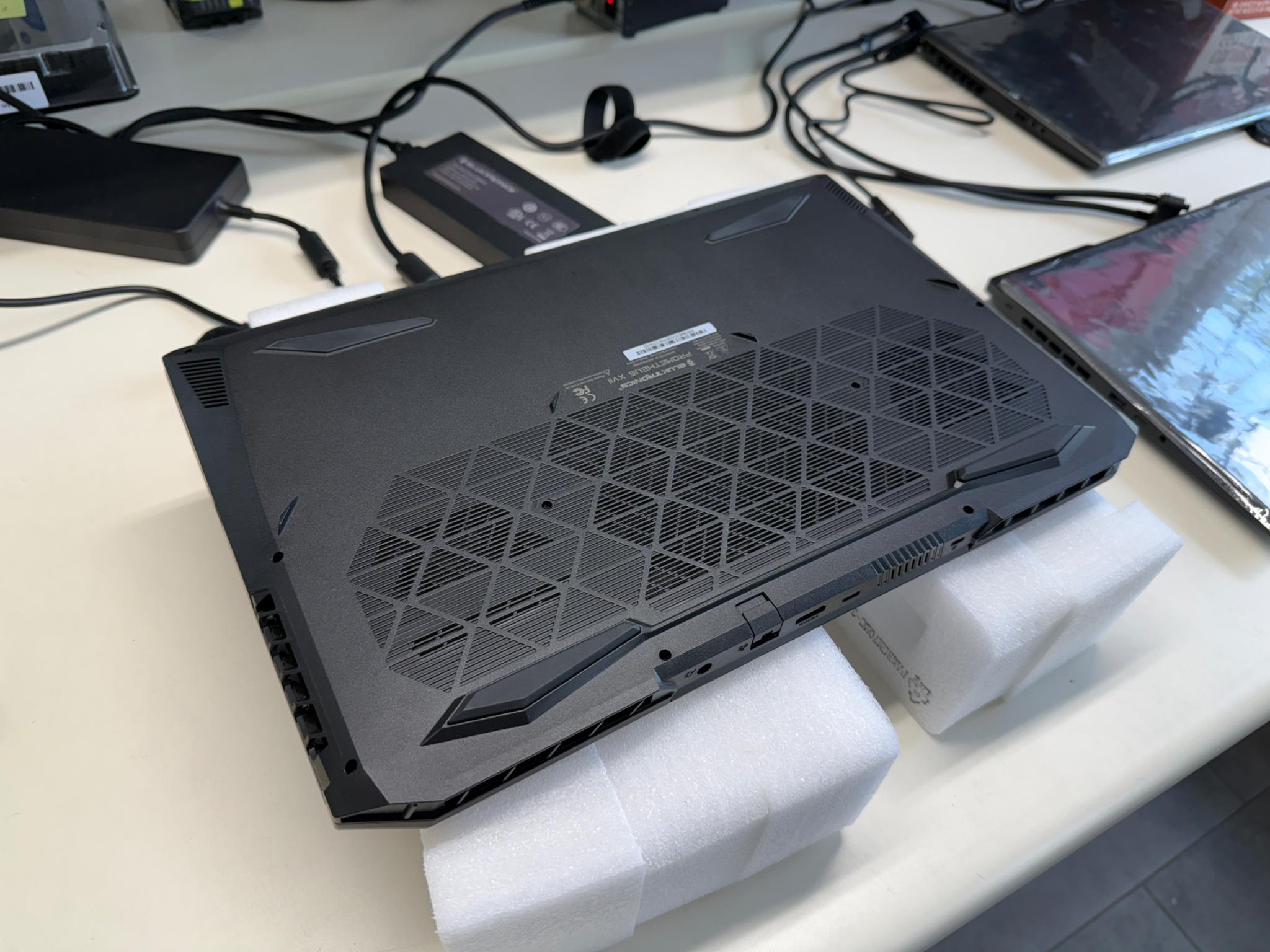Eluktronics Prometheus XVII, AMD Ryzen 9 5900HX, RTX 3070, 1TB SSD, 32GB Ram