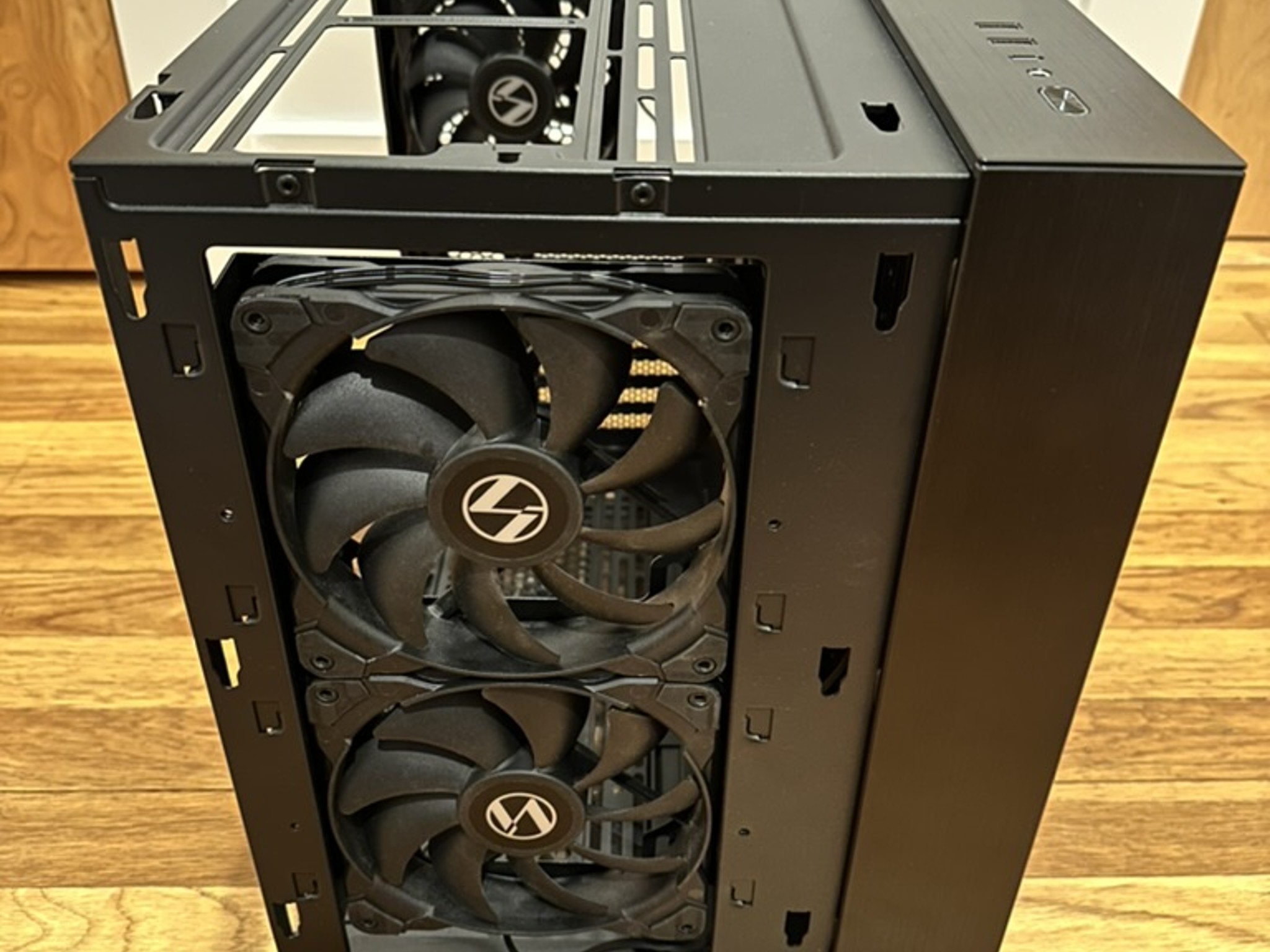 Lian Li 011 Air Mini w/ PCIe 4.0 Vertical bracket kit