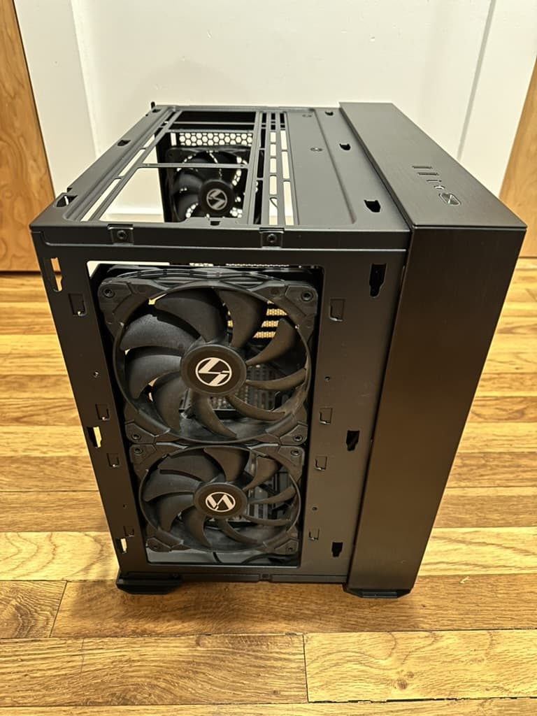 Lian Li 011 Air Mini w/ PCIe 4.0 Vertical bracket kit