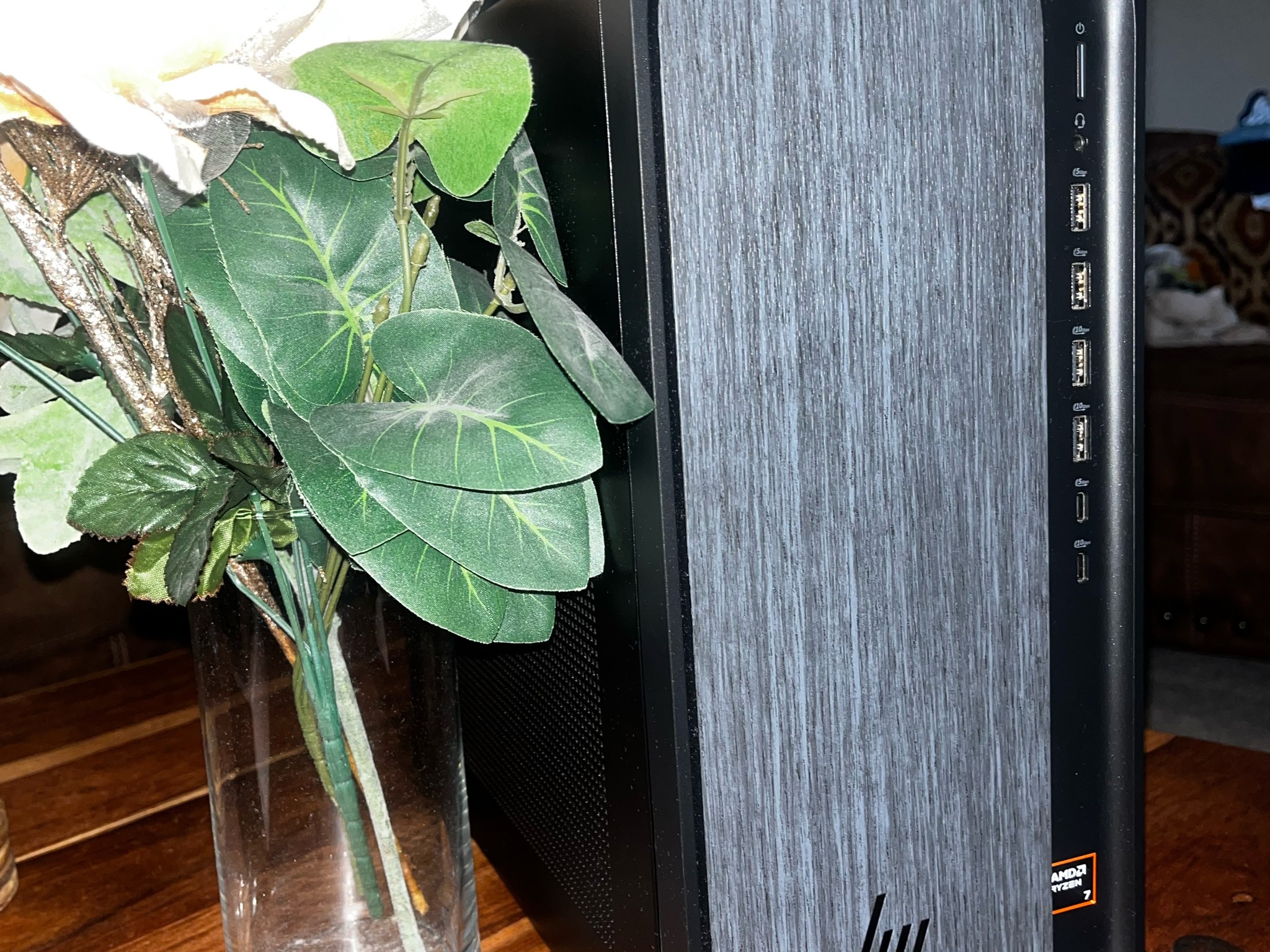 HP Omni desk With ryzen 7 8700g and Radeon 780 M graphics