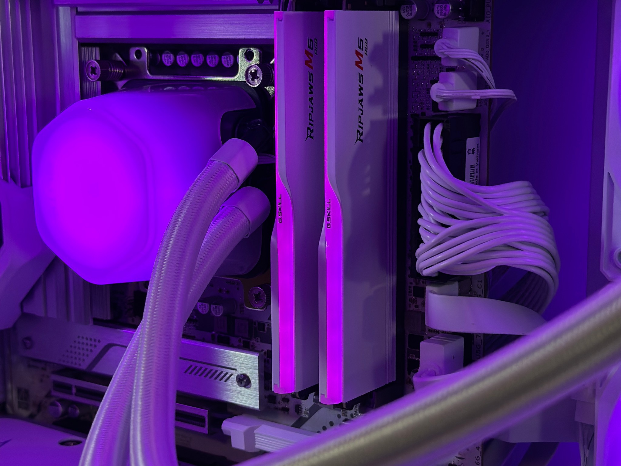 RTX 4080S 16GB | Intel Core Ultra 265KF | 48GB DDR5 | 2TB NVME | Win11 | WIFI | 4K White Gaming PC