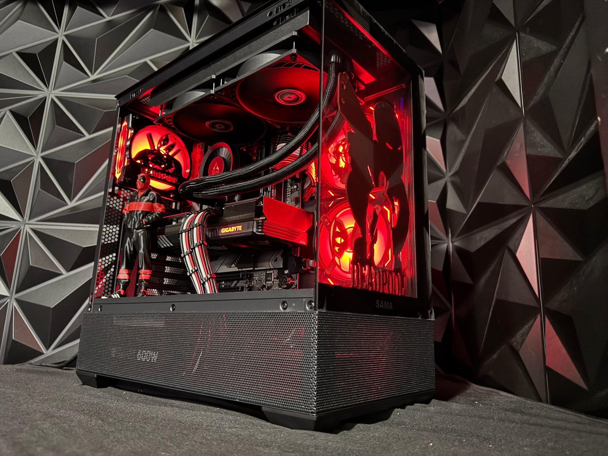🟥⚫⚪ Merc 76 – Deadpool Edition 💀🎮 Ryzen 7600X| RX 7600XT 16 GB | 32 GB DDR5| 2 TB NVMe