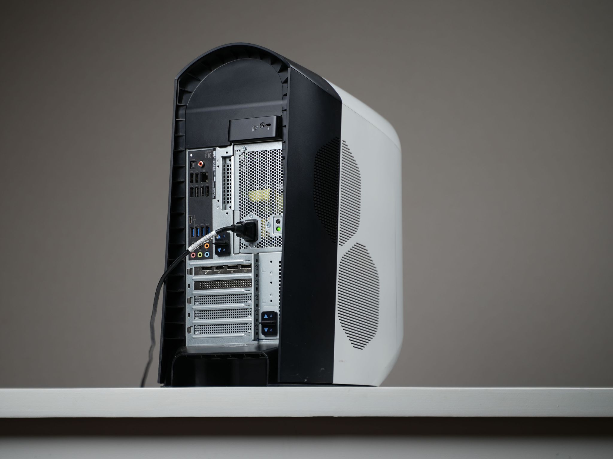 “AURAFORM 4” RX 5700 Ryzen 7 3700X 16GB 2TB Windows 11 PRO Gaming PC Powerhouse