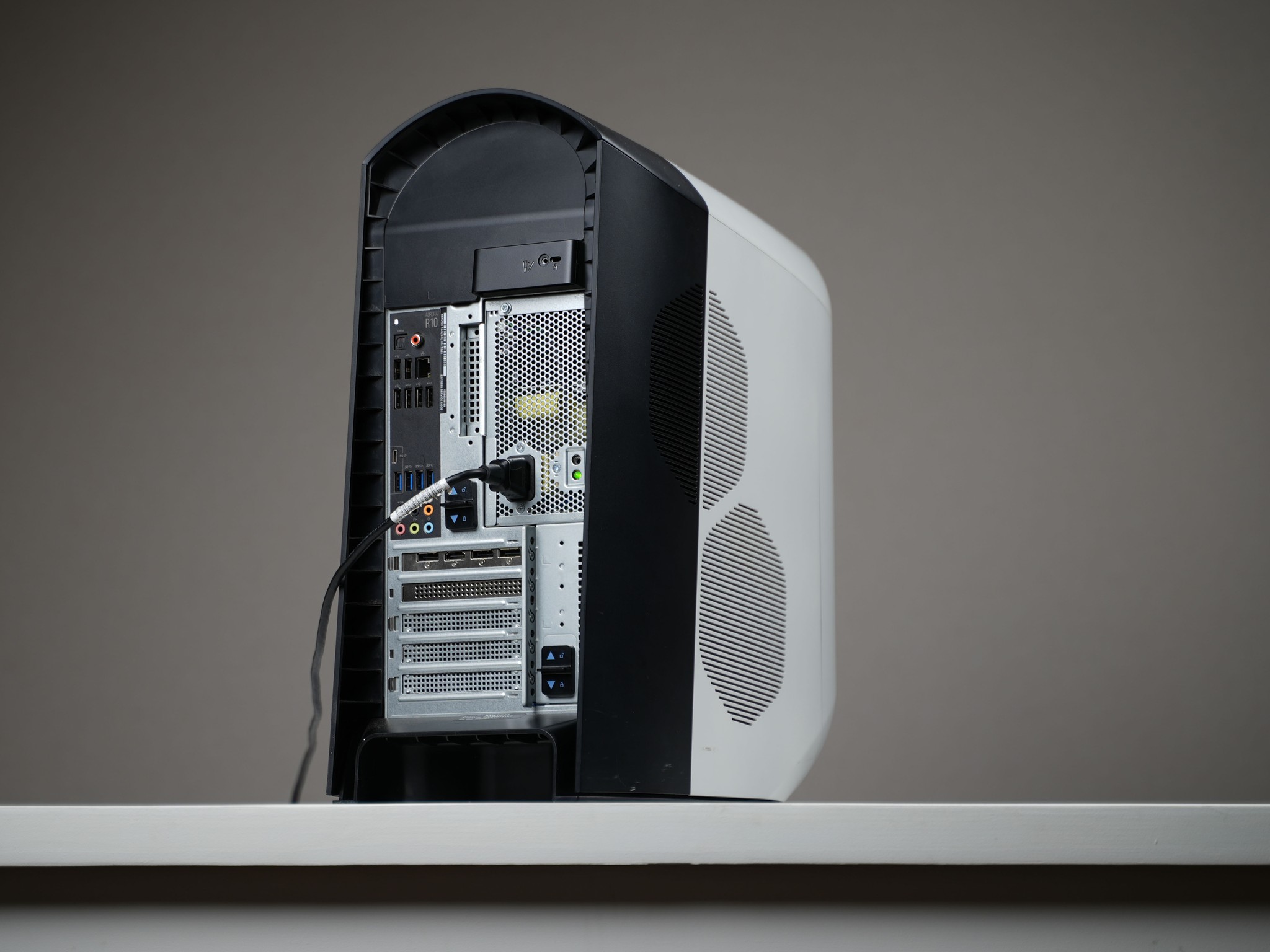 “AURAFORM 4” RX 5700 Ryzen 7 3700X 16GB 2TB Windows 11 PRO Gaming PC Powerhouse