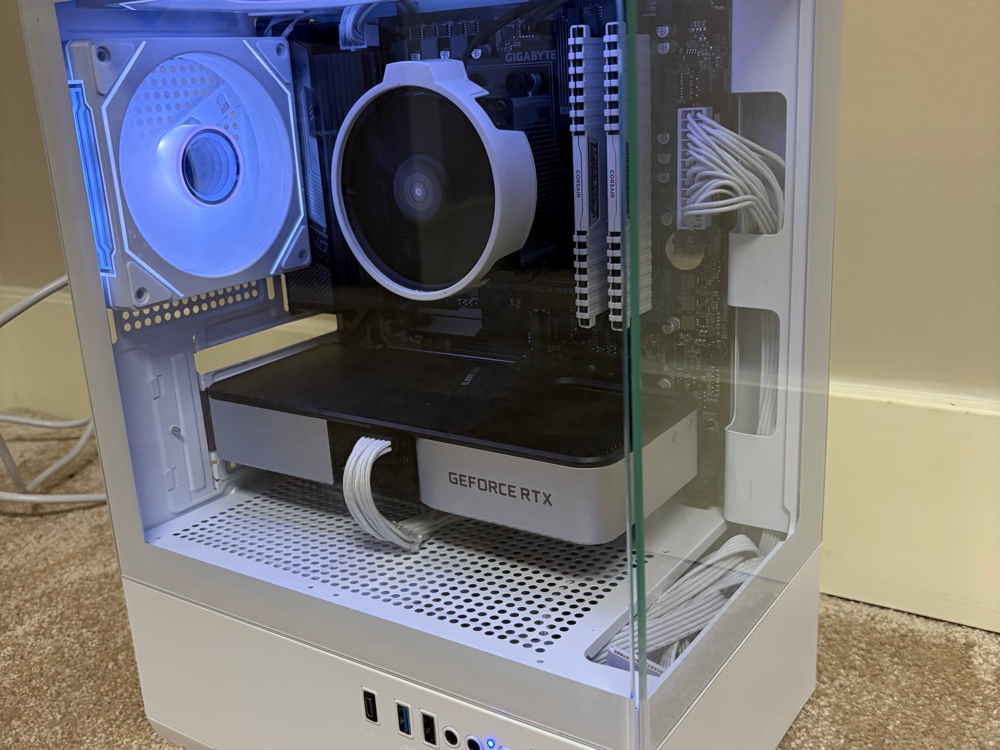 3060ti Founders Edition + R5 3600x + 16gb 3200hmz White PC