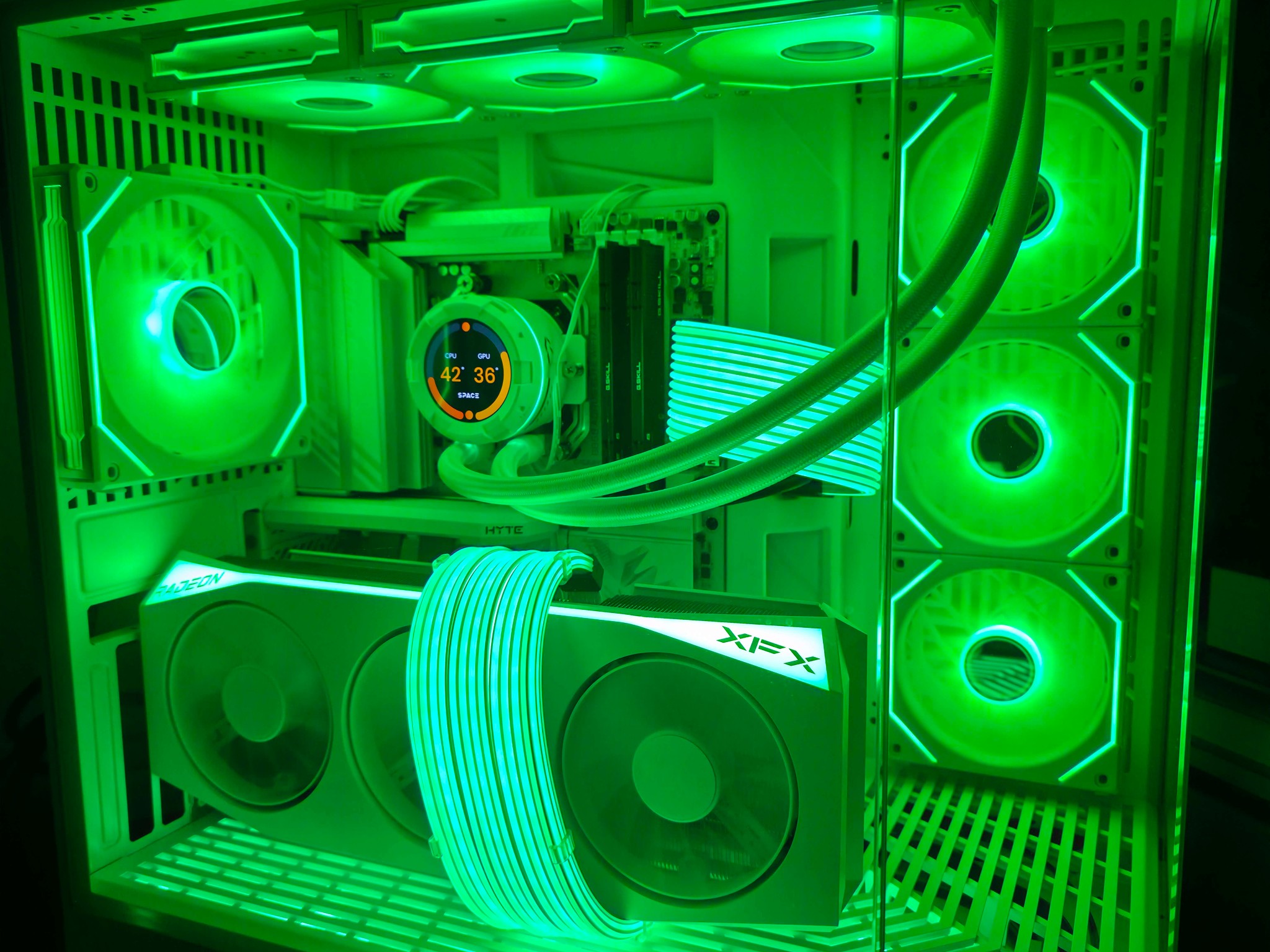 Gaming PC - RX 9070 XT - Ryzen 7 9800X3D - 32GB RAM - 2TB NVME SSD