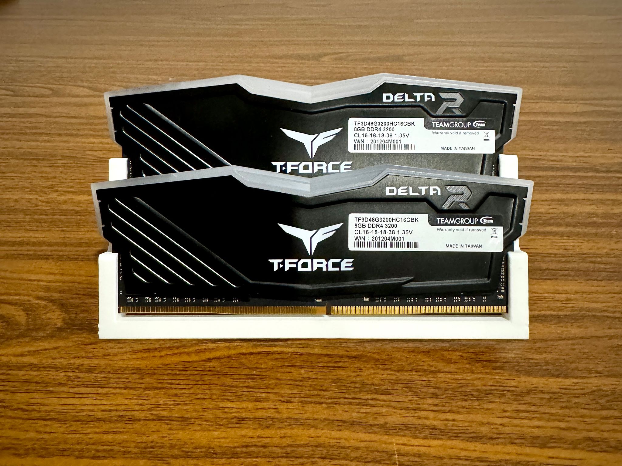 TEAMGROUP T-Force Delta RGB 16 GB (2 x 16 GB) DDR4-3200 CL16 Memory