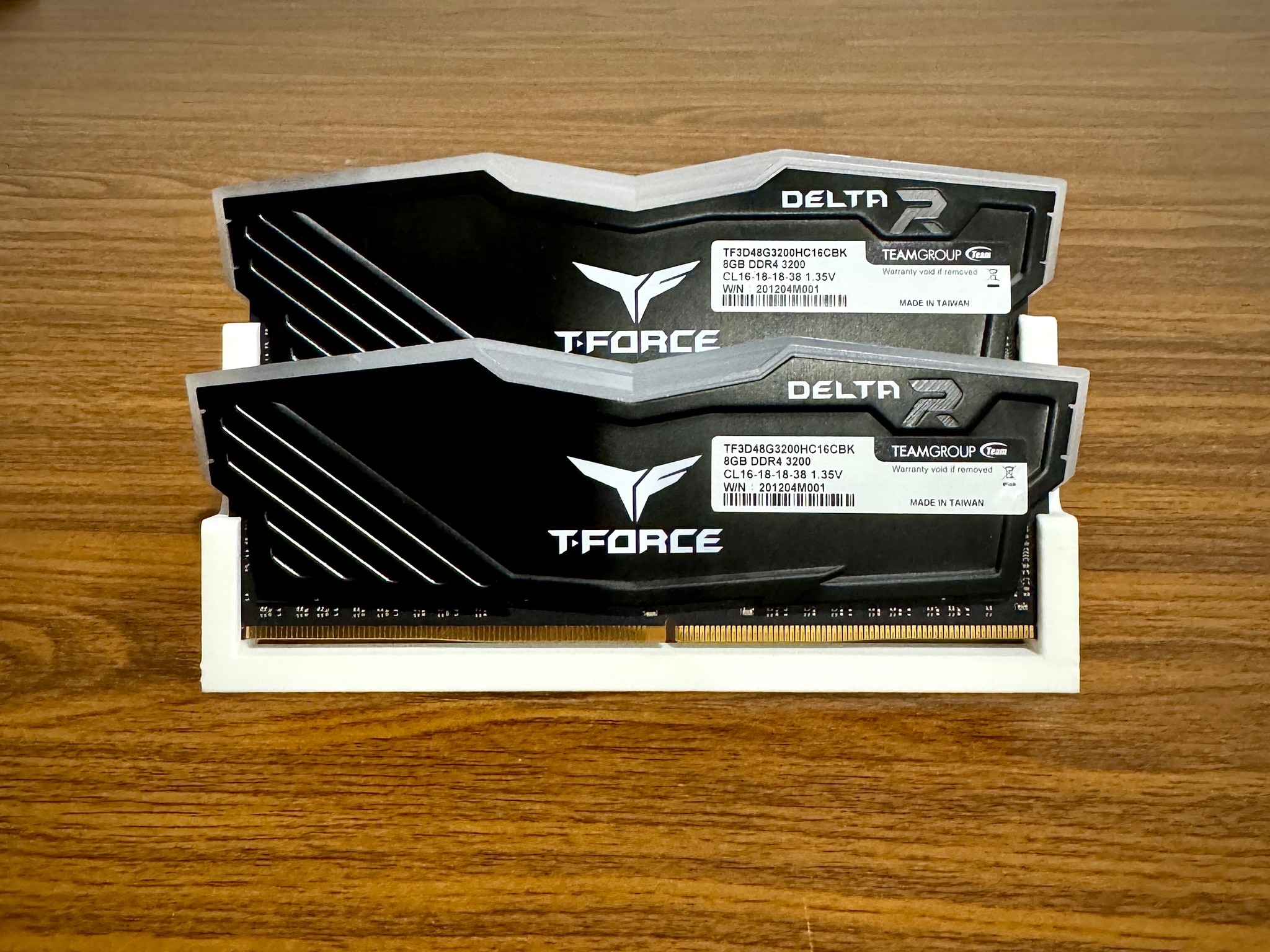TEAMGROUP T-Force Delta RGB 16 GB (2 x 16 GB) DDR4-3200 CL16 Memory