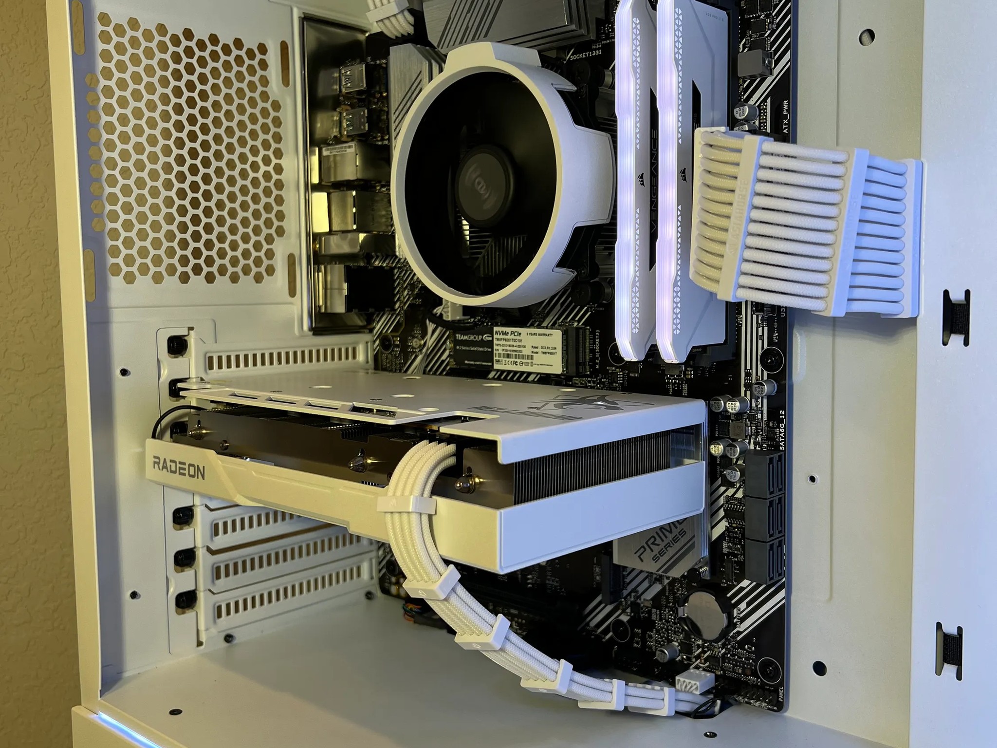 Ryzen 5 5600 | AMD Radeon RX 6650XT | White Theme Gaming PC