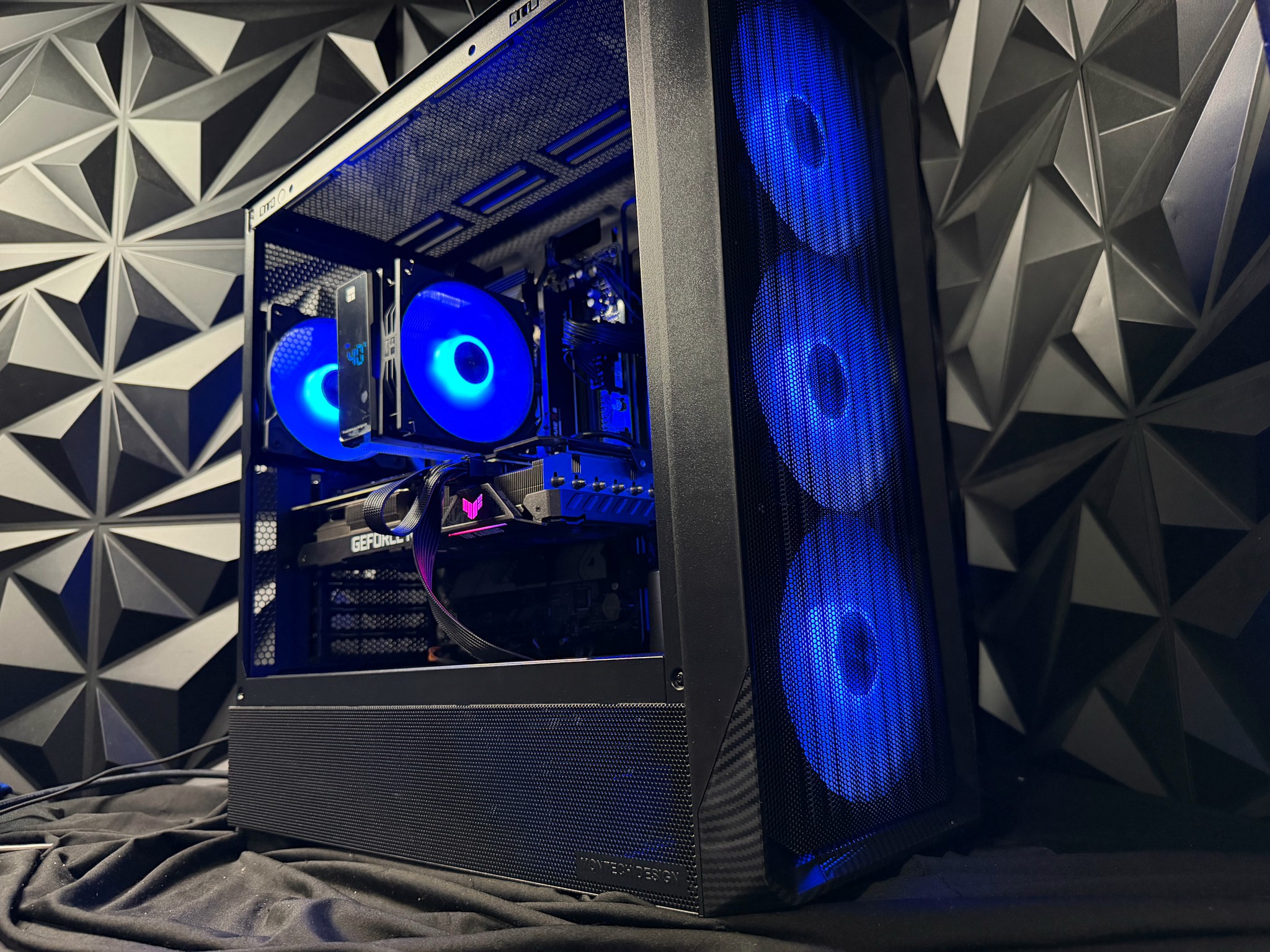 🖤🔥 BLACK CARBON 🔥🖤 Ryzen 5 7600X| RTX 3070Ti| 1 TB NVMe| 16 GB DDR5| 650W PSU