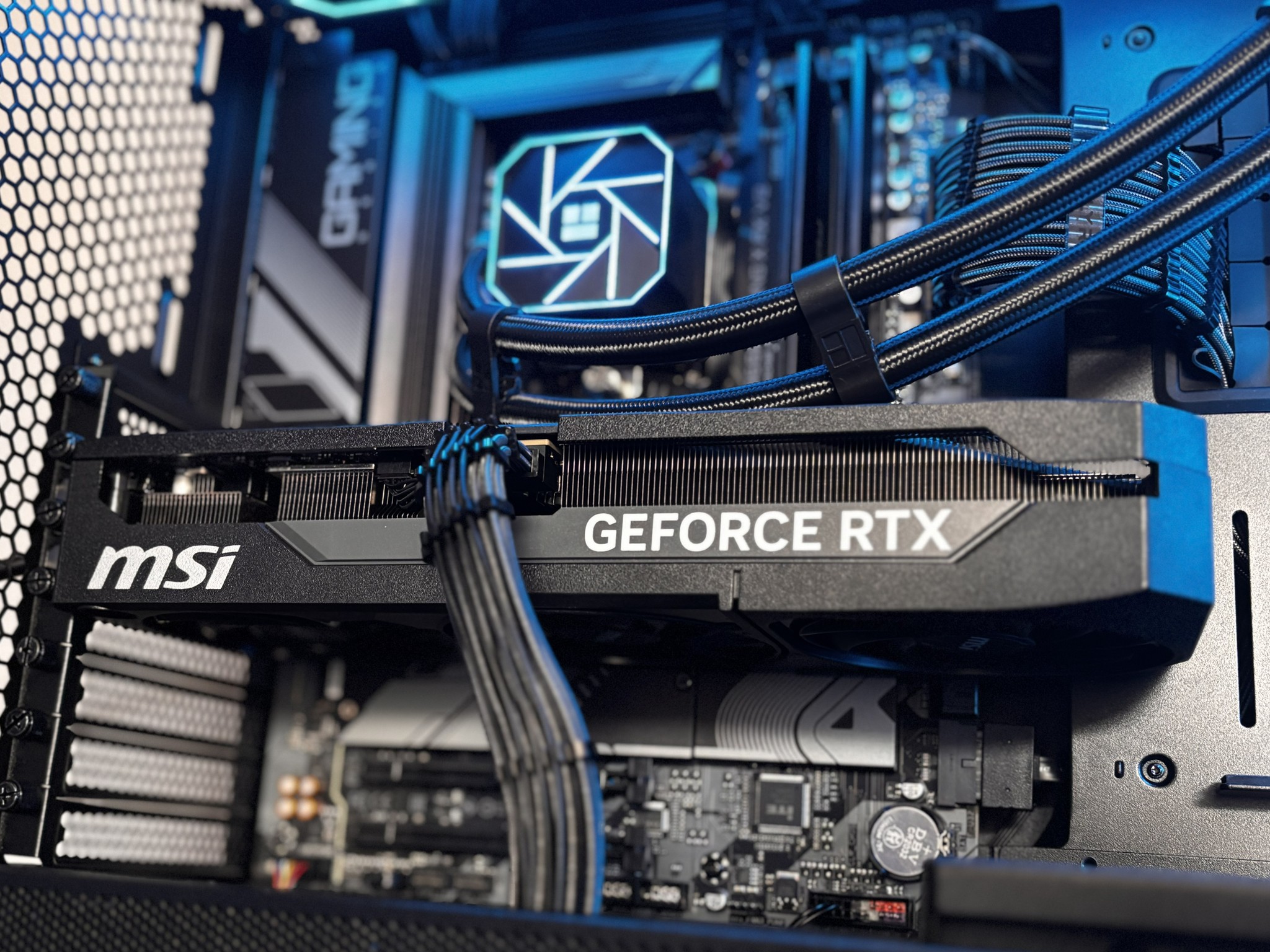🖤⚡️ RTX 5070 | Ryzen 7 7700X | 32GB DDR5 | 1TB NVMe | Wifi |