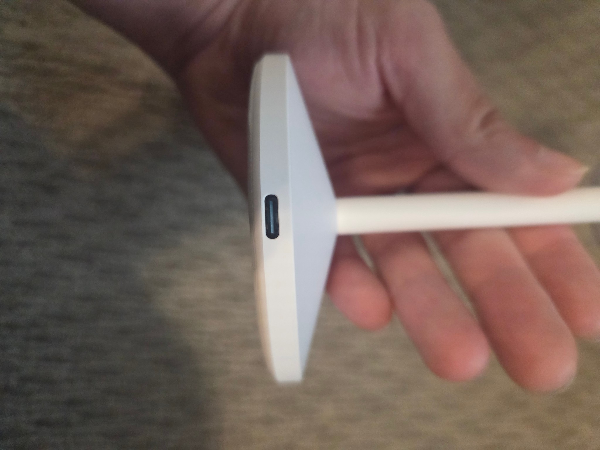 Anker mag go in white (excellent condition)