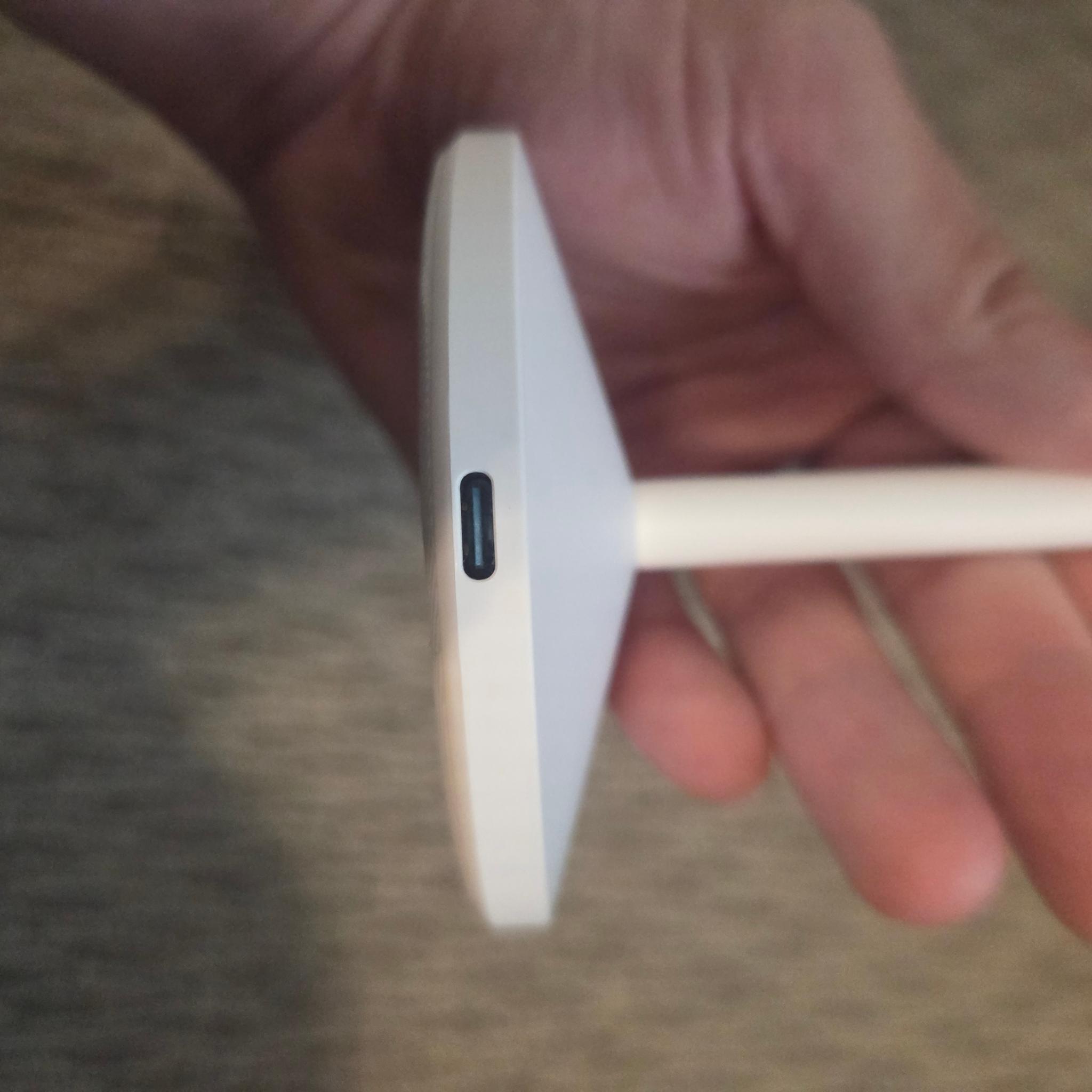 Anker mag go in white (excellent condition)