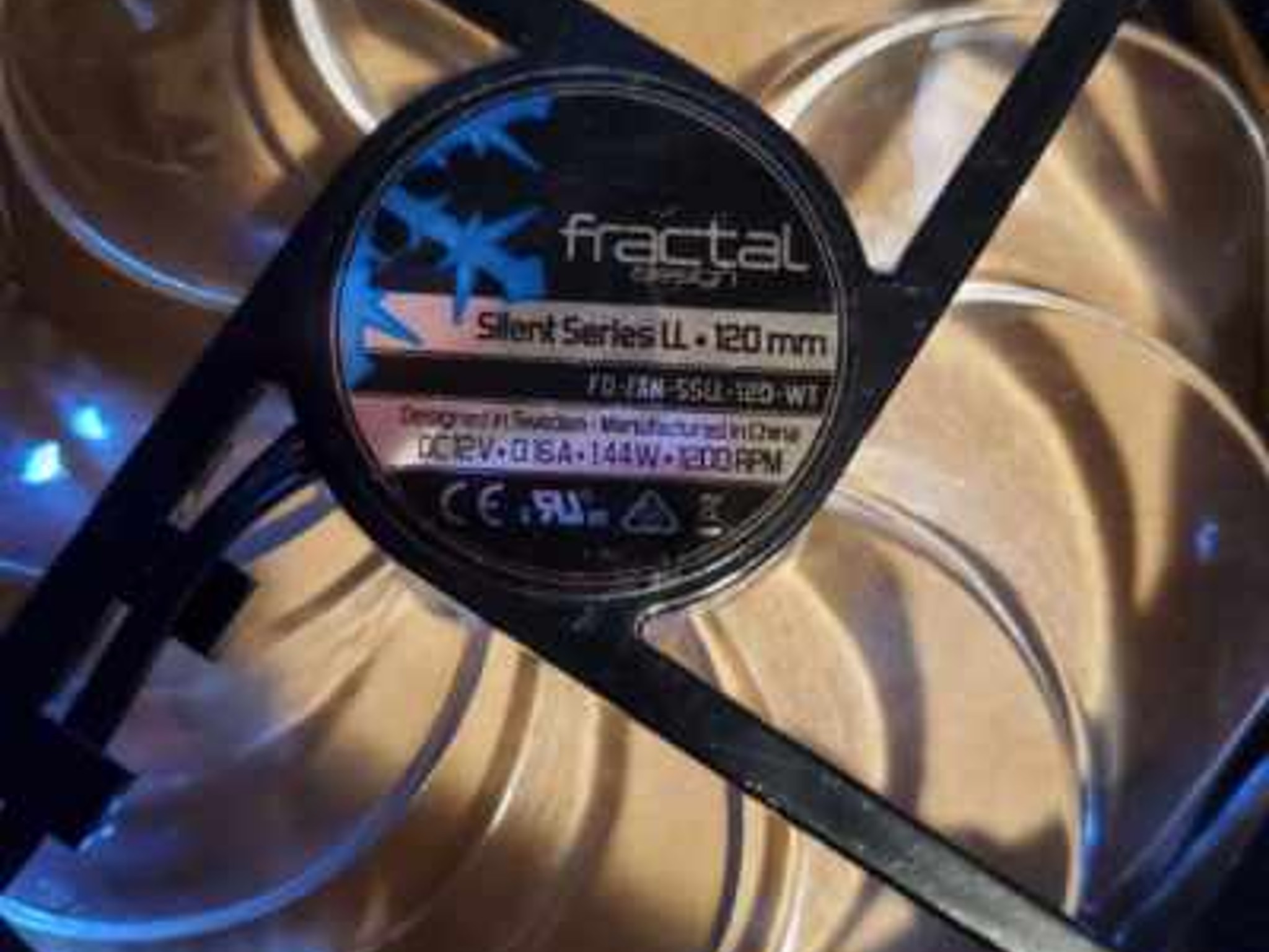 Bundle of (4) 120mm fans by fractal designs, has white LED lights