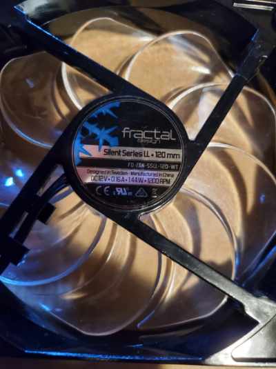 Bundle of (4) 120mm fans by fractal designs, has white LED lights