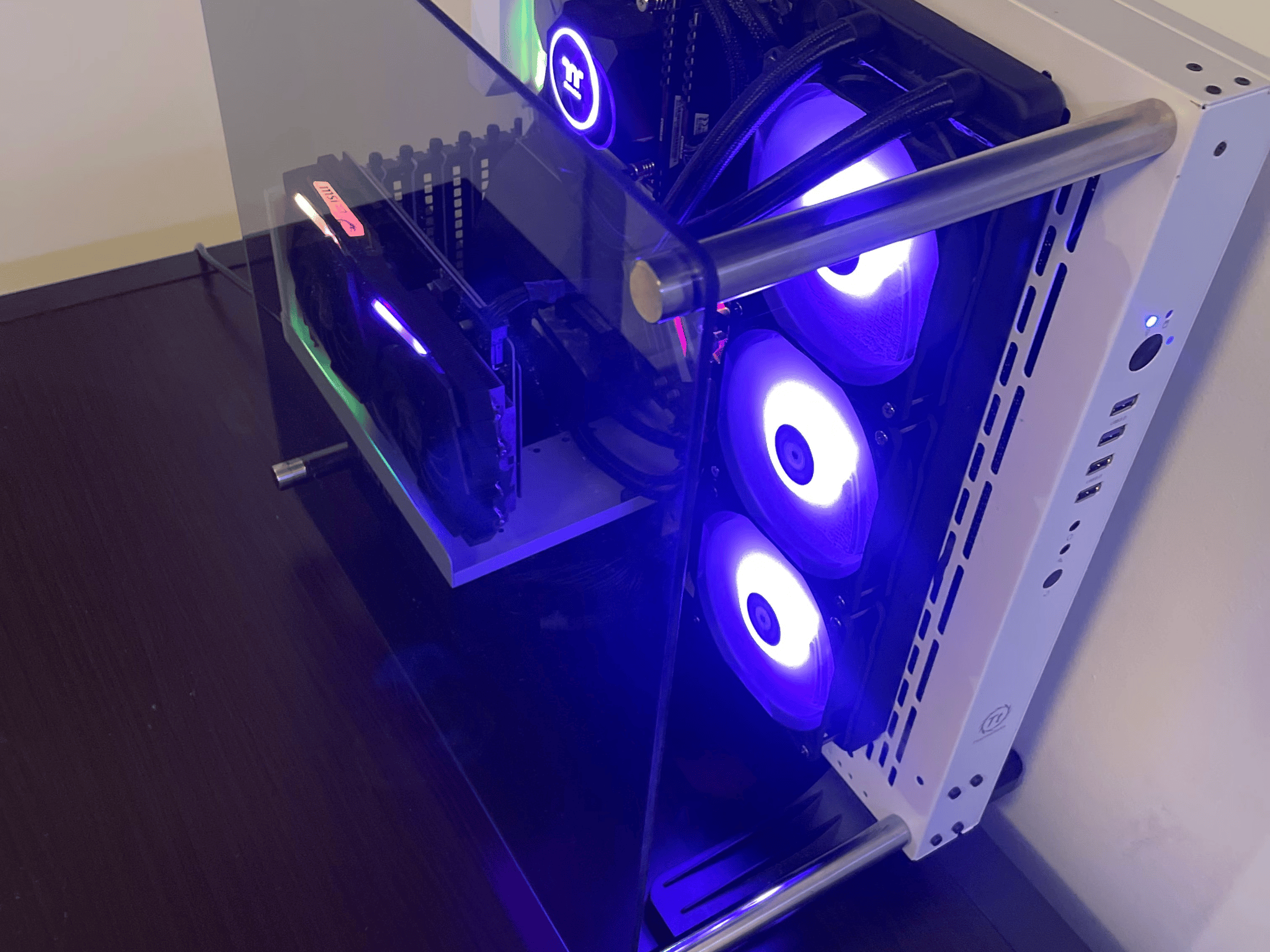 Custom RGB Gaming PC (Ryzen 7 2700x, GeForce RTX 2060 Super, 16gb DDR4 RAM)