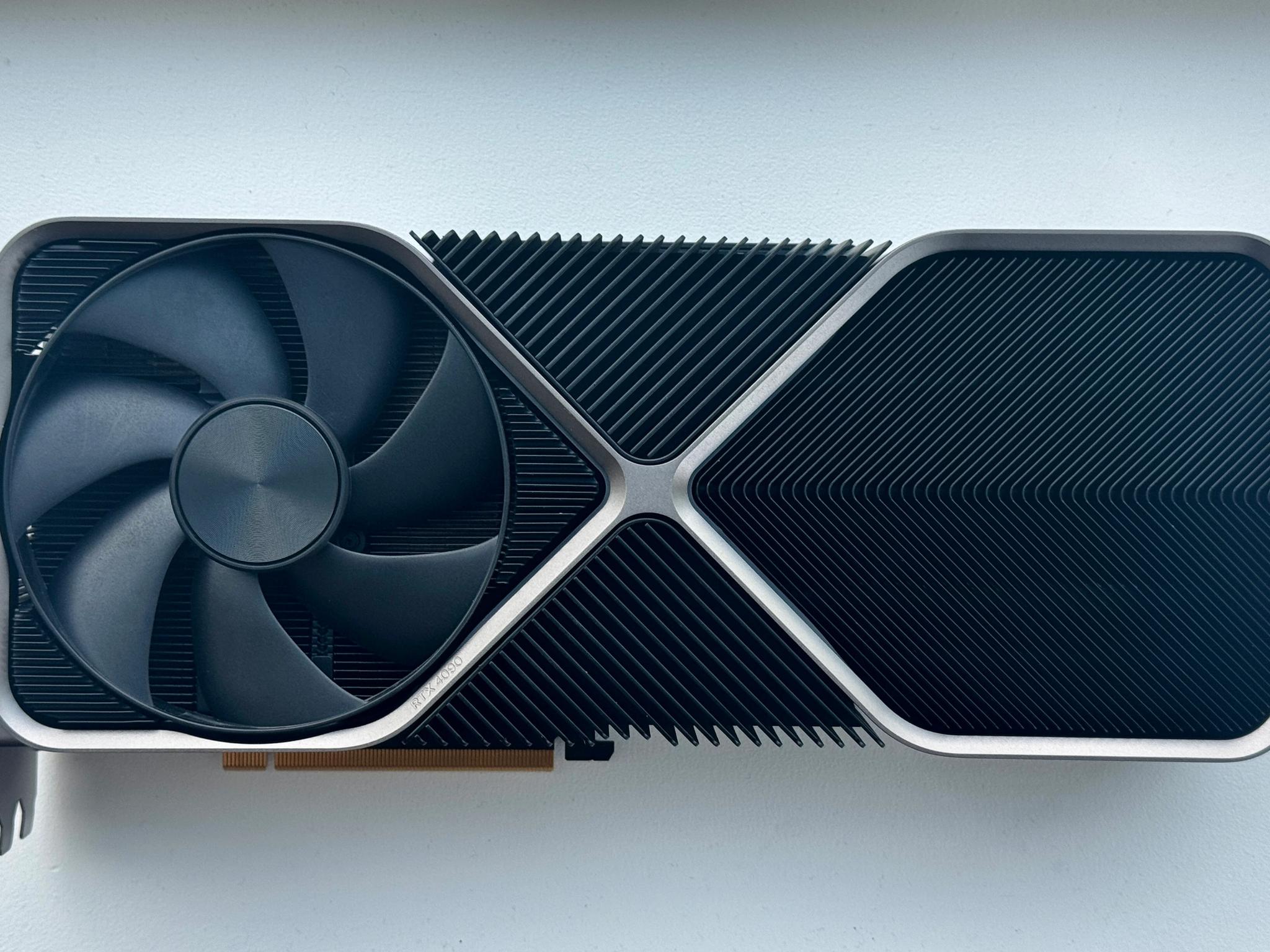 NVIDIA GeForce RTX 4090 Founders Edition | Box, 12VHPWR Adapter & Gift Receipt