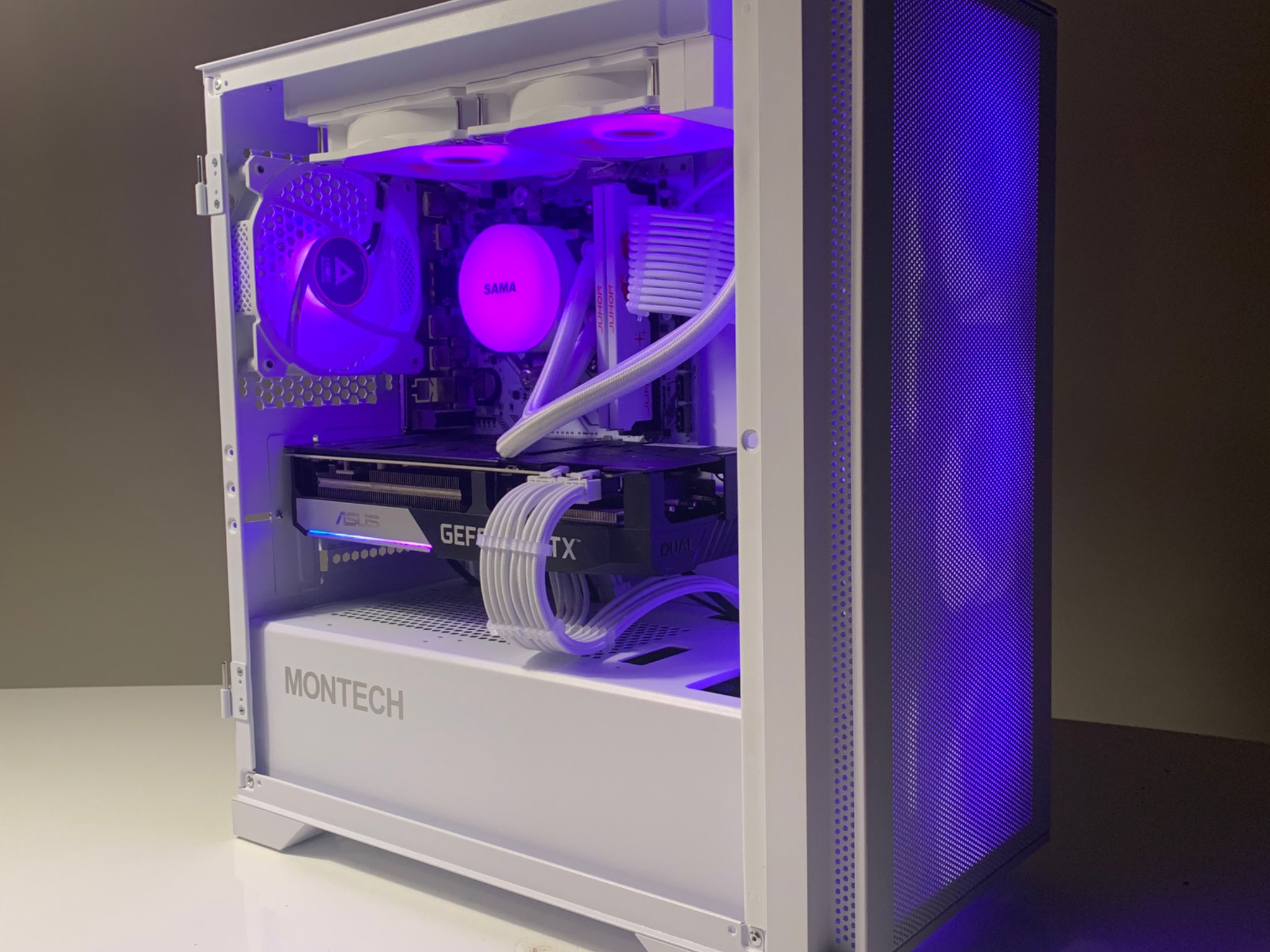 WH1TE 0UT - RTX 3070 - Ryzen 7 3700X - 32 GB RAM - 1 TB SSD - Gaming/Productivity PC