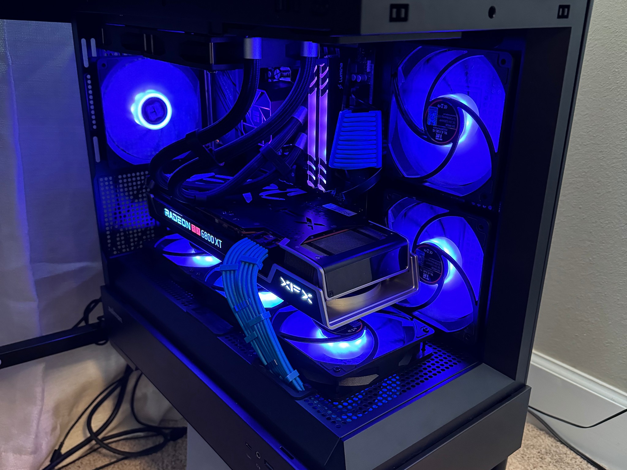 Ryzen 7 5800X3D (= i7-13700K) + RX 6800 XT (= RTX 3080) Gaming PC, 32 GB of RAM, 2 TB of storage