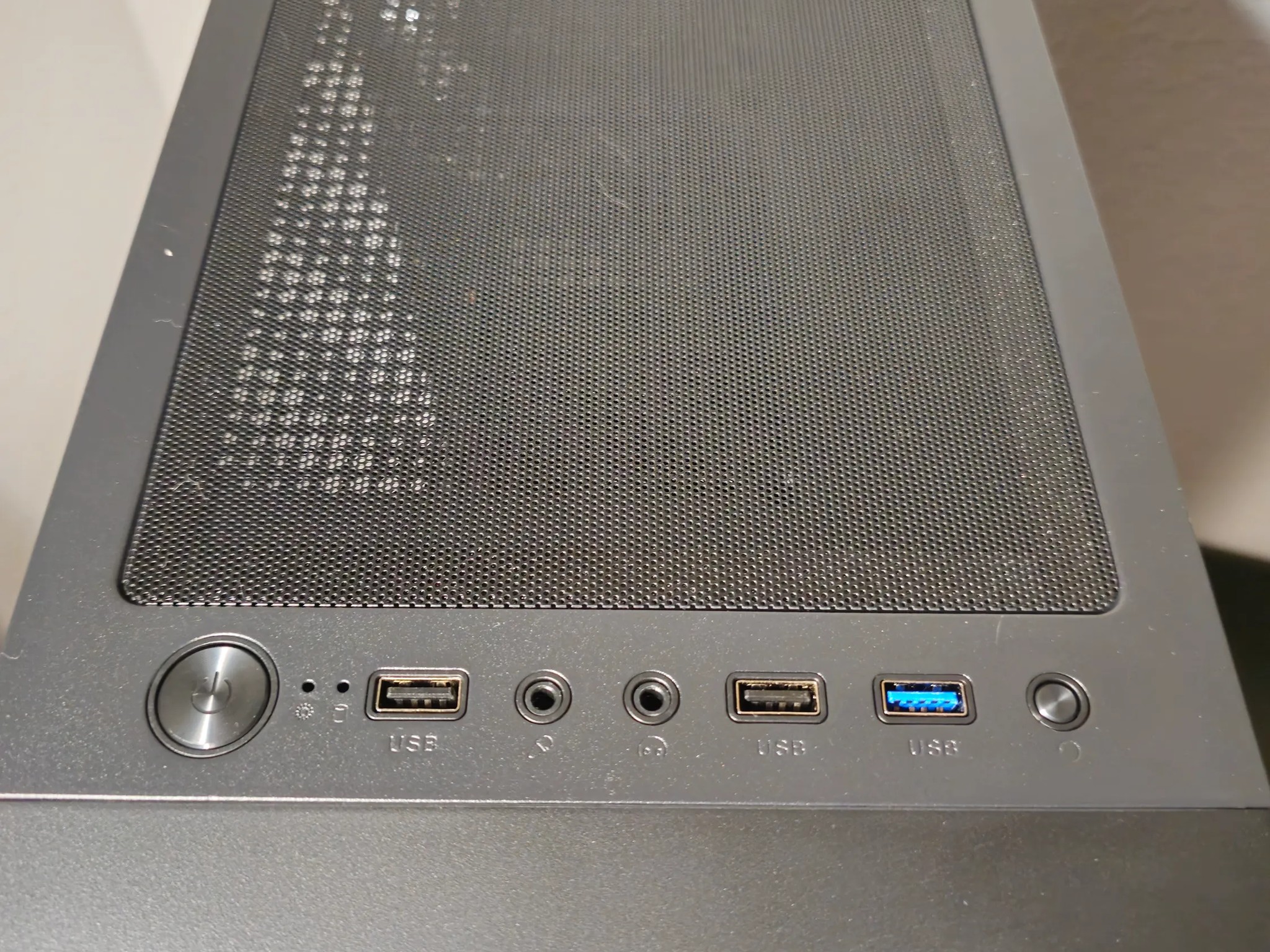 Budget 1080p // i7 5820k // RTX 2070 Super // 16GB DDR4 // 512GB SSD + 3TB HDD