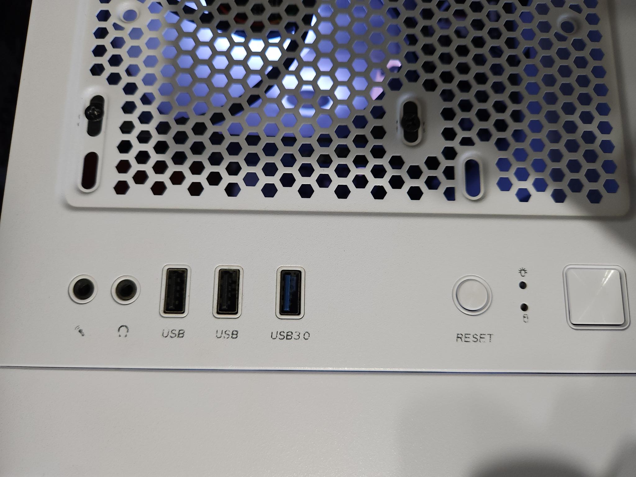 RTX 3070 | Ryzen 7 5700X | 32GB DDR4 RAM 3600 MTs | 1 TB NVME SSD | WIFI & BT