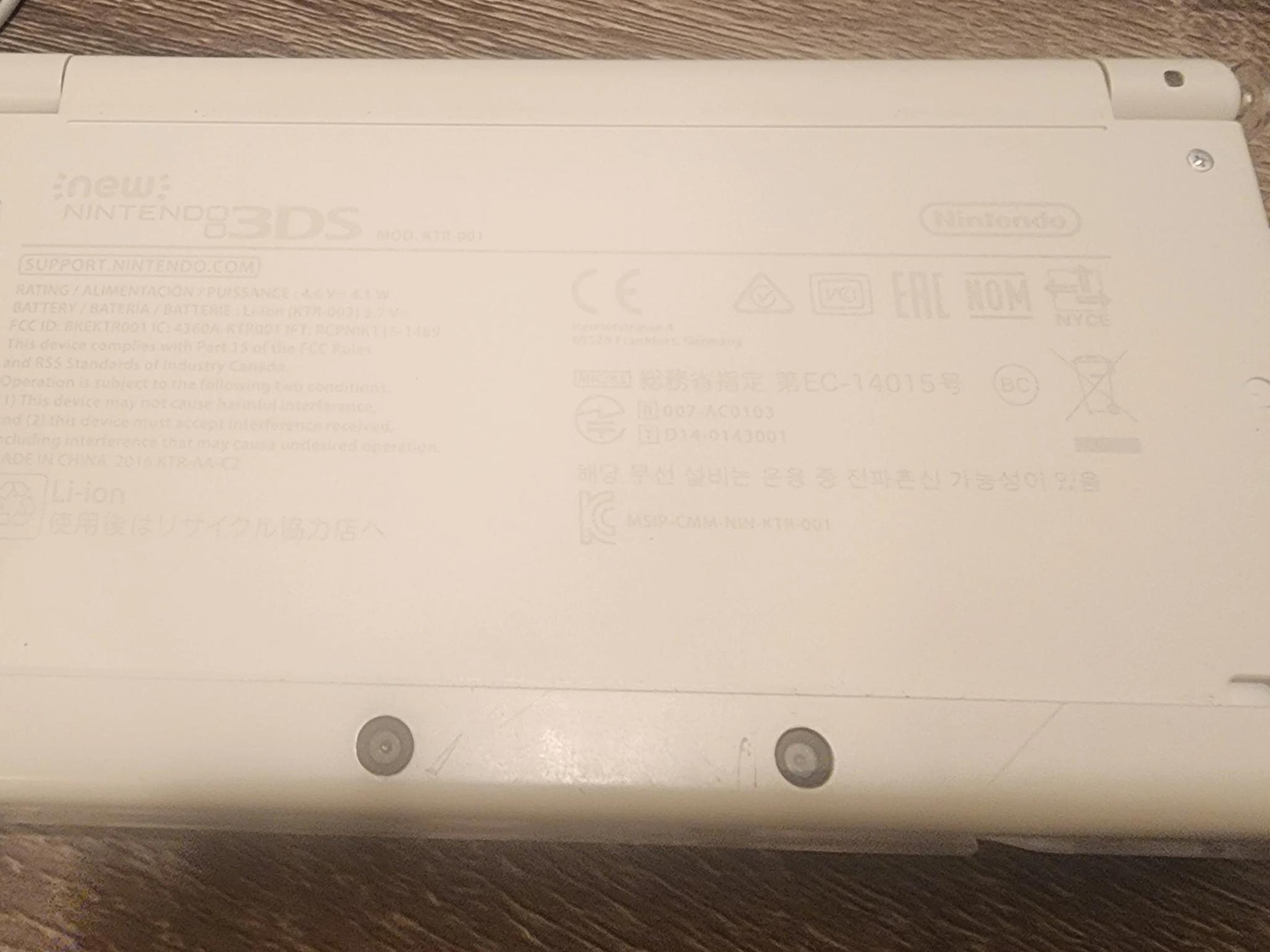 New Nintendo 3DS (Non-XL), Games, Case, 2 chargers, and clear case on console, 32gb microSD