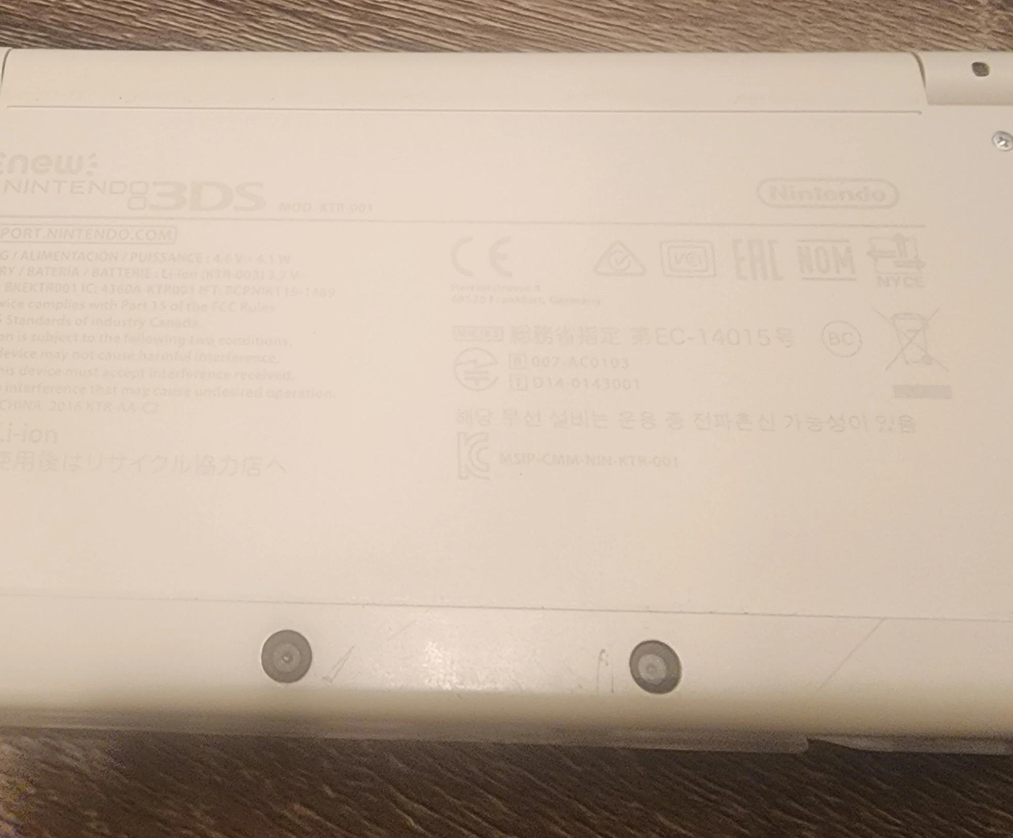 New Nintendo 3DS (Non-XL), Games, Case, 2 chargers, and clear case on console, 32gb microSD